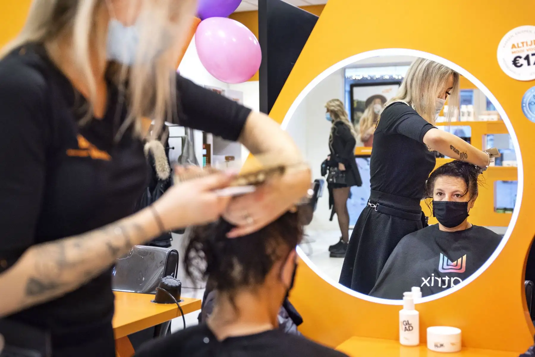 Un cliente lleva una mascarilla en la peluquería de Ámsterdam, ya que es obligatorio llevar una mascarilla cuando se realizan profesiones de contacto debido al endurecimiento de las medidas de coronavirus. 
Foto: AFP