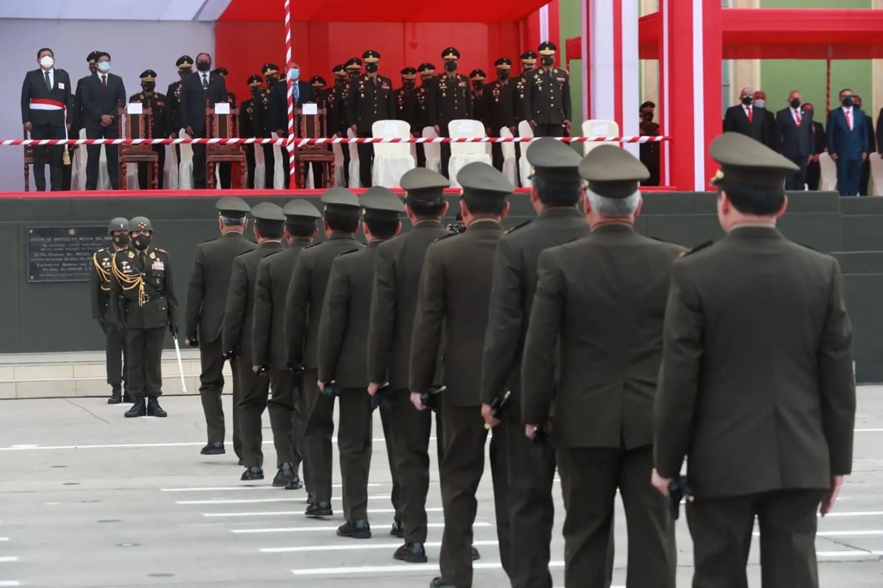 El ministro de Defensa, Walter Ayala, preside la ceremonia de reconocimiento de Walter Córdova Alemán como comandante general del Ejército.
Foto: Mindef