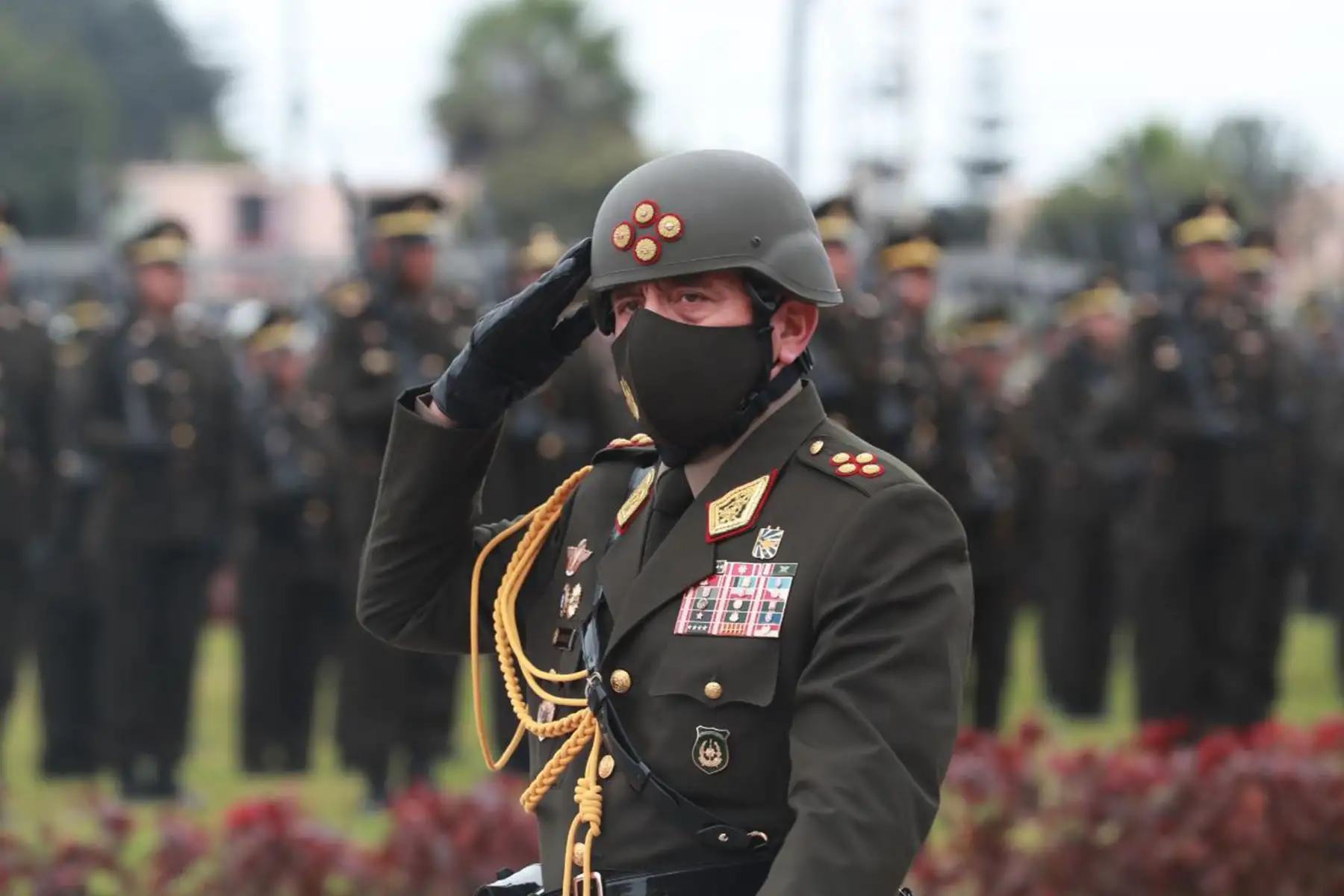 El ministro de Defensa, Walter Ayala, preside la ceremonia de reconocimiento de Walter Córdova Alemán como comandante general del Ejército.
Foto: Mindef