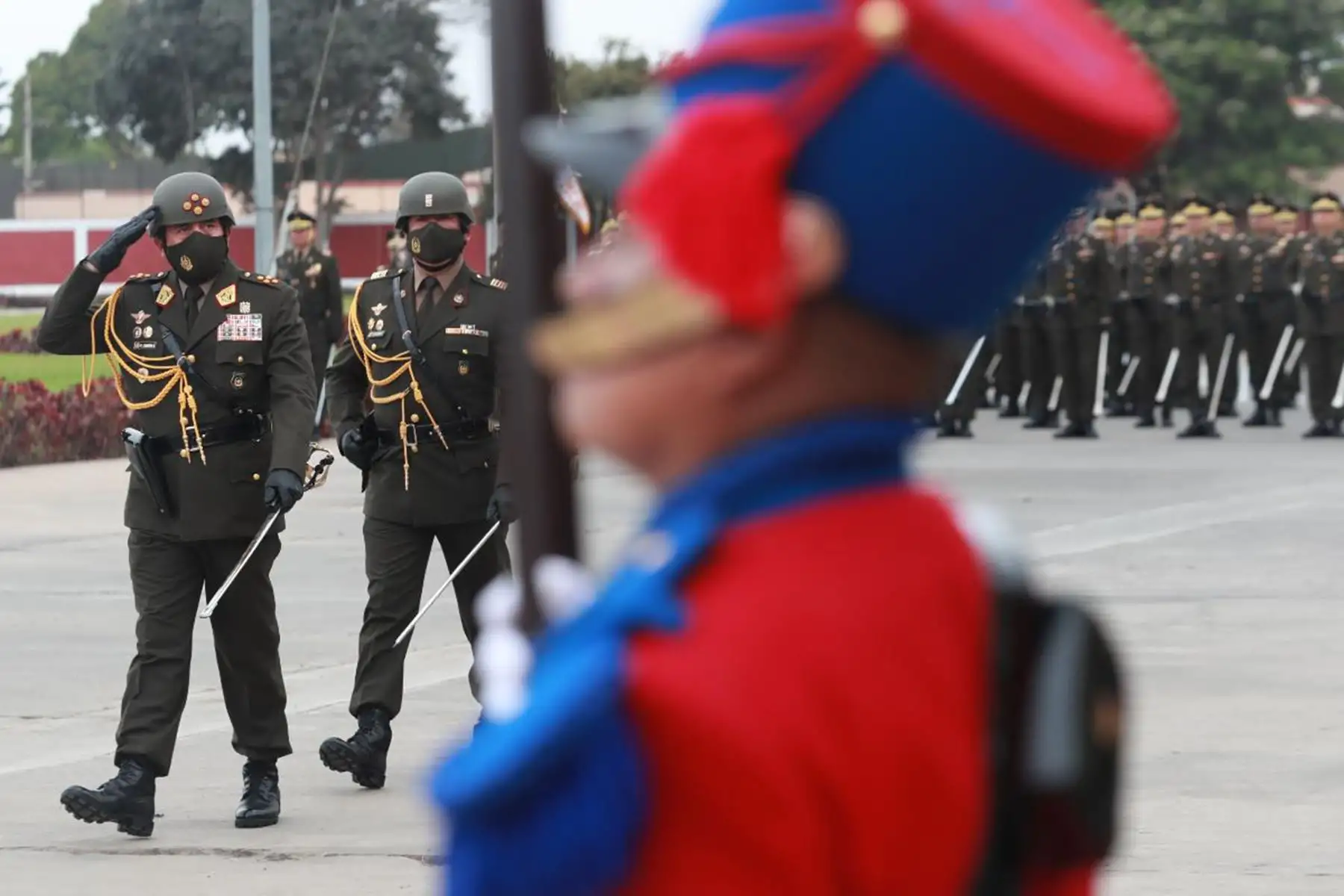 El ministro de Defensa, Walter Ayala, preside la ceremonia de reconocimiento de Walter Córdova Alemán como comandante general del Ejército.
Foto: Mindef