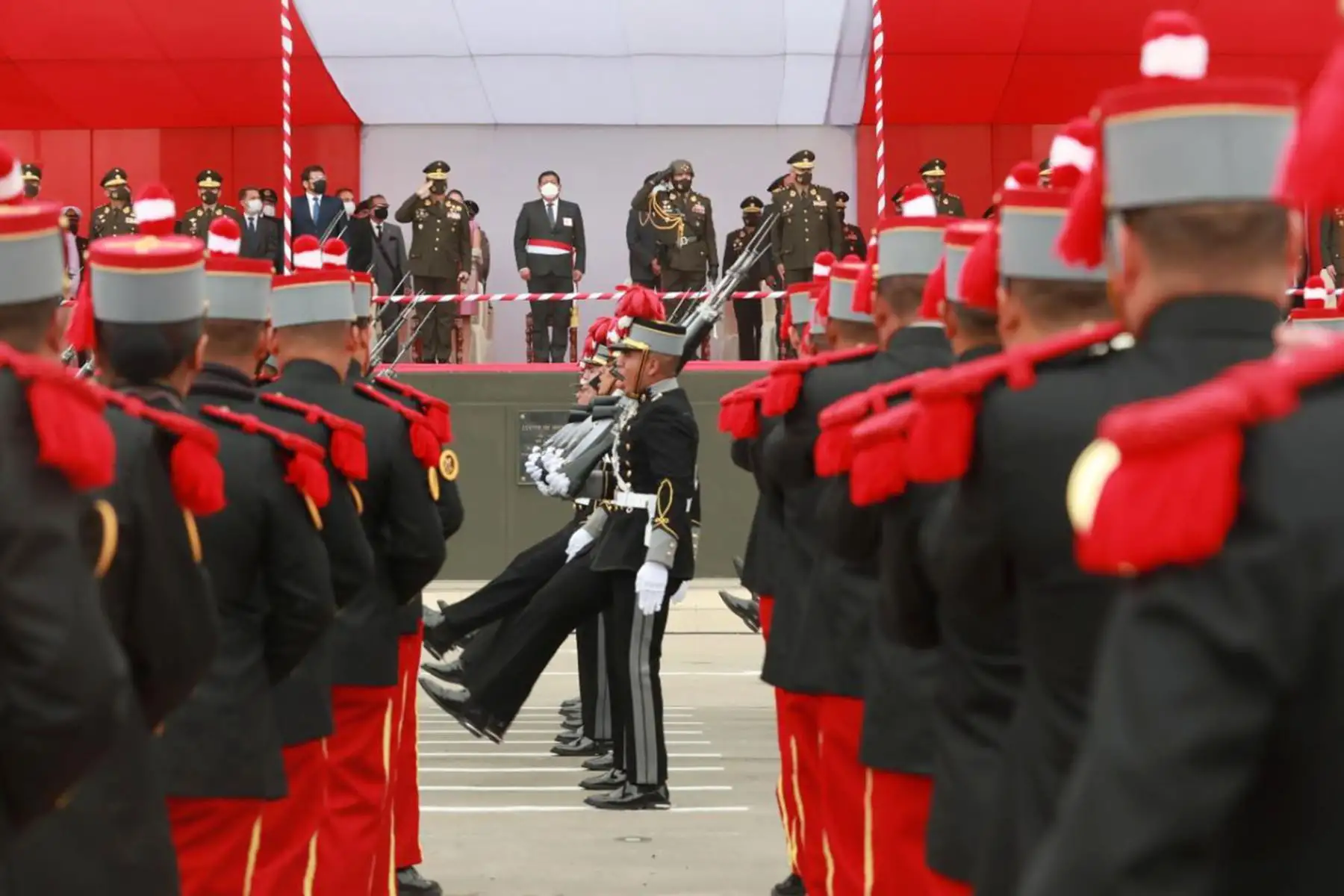 El ministro de Defensa, Walter Ayala, preside la ceremonia de reconocimiento de Walter Córdova Alemán como comandante general del Ejército.
Foto: Mindef