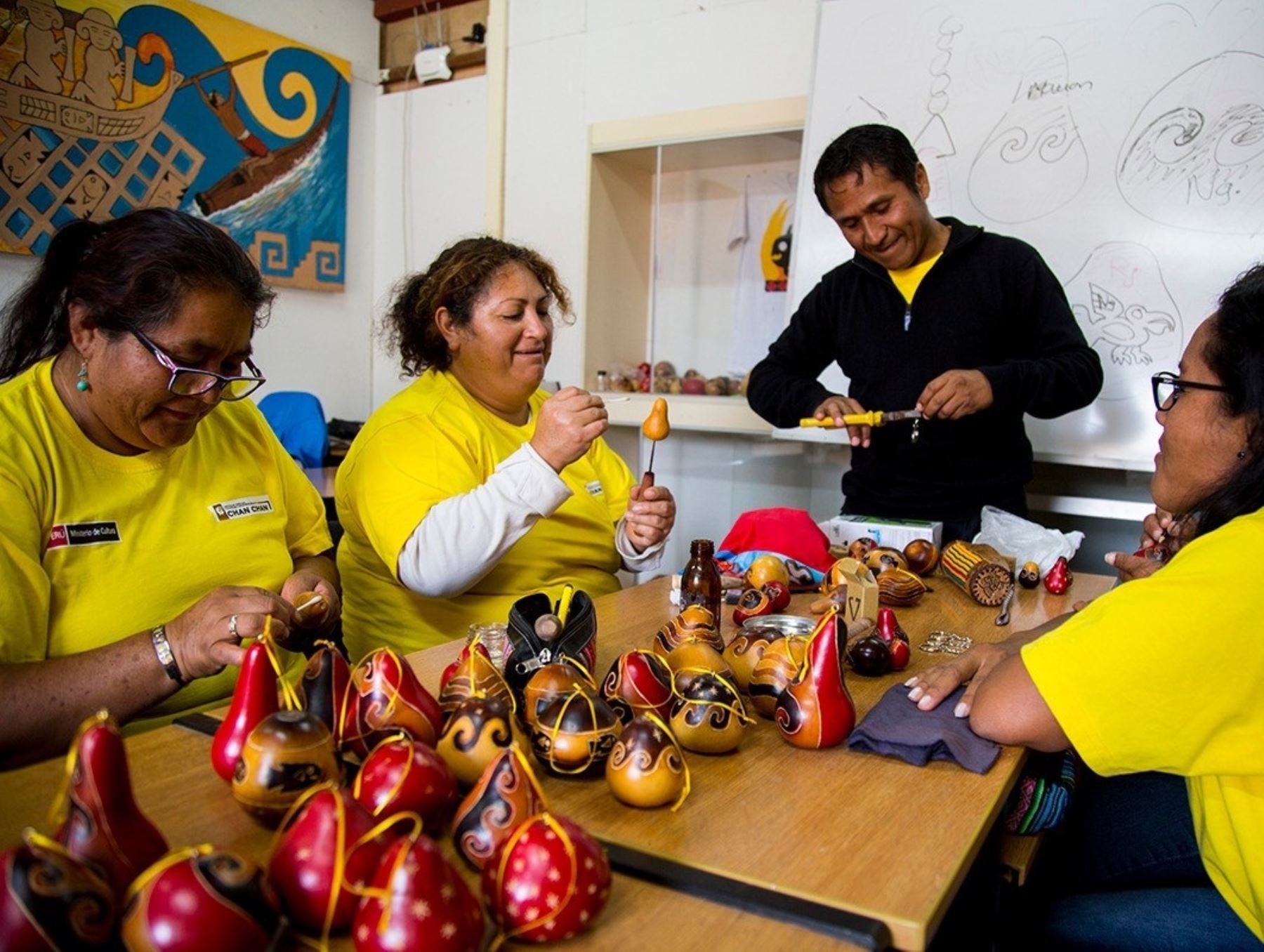 Un total de 73 mujeres trujillanas aprenden técnicas ancestrales Chimú en el arte del tejido, bordado y cerámica. ANDINA/Difusión