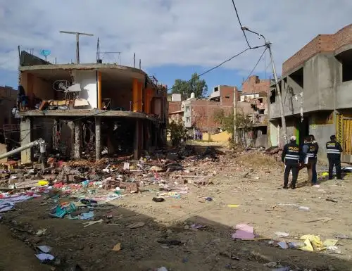 Un muerto, dos heridos, cuatro viviendas destruidas y 50 afectadas deja la explosión de un taller pirotécnico en el sector de Ocopilla, en la ciudad de Huancayo, región Junín. Foto: Pedro Tinoco