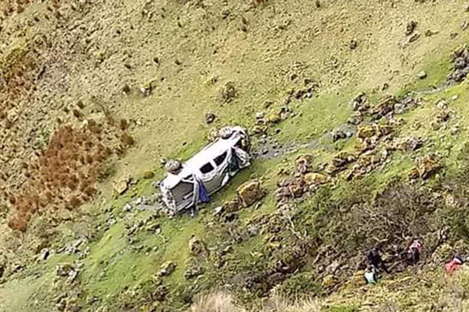 El vehículo de matrícula C9J-852 cayó a un abismo de 180 metros, cerca de la laguna Pumacocha, región Áncash. Foto: ANDINA/Difusión