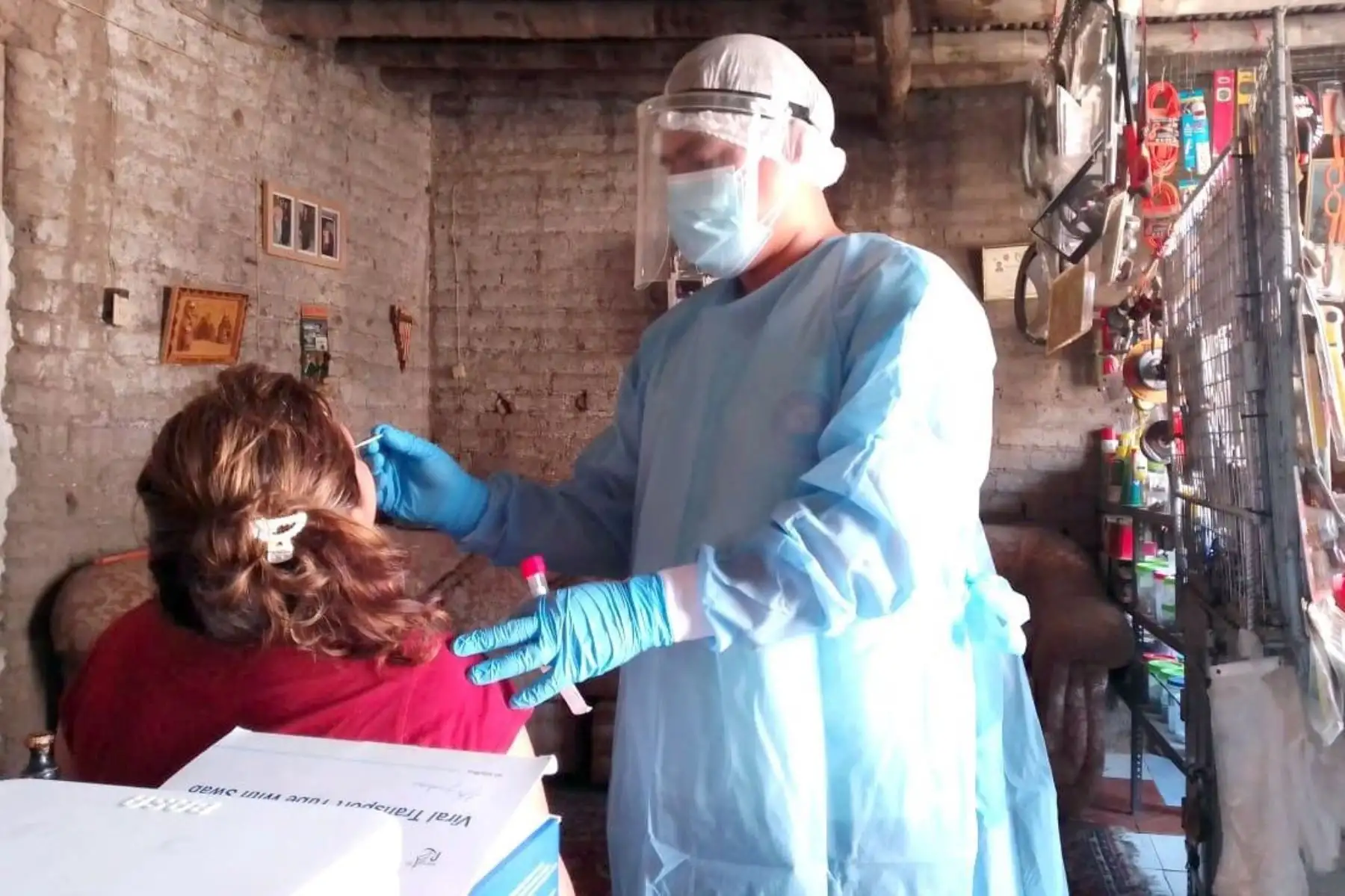 Personal de salud rastrea casa por casa posibles nuevos contagios de covid-19 por la variante delta en Lambayeque.
