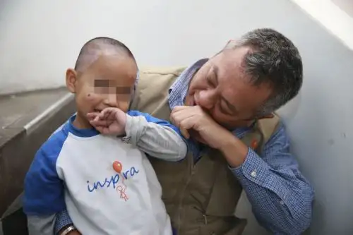 Ricardo Pun Chong busca que ningún niño de bajos recursos que llega del interior del país, suspenda sus tratamientos y le ofrece un techo temporal y alimentación sana que incluye a su progenitora por el tiempo que sea necesario. ANDINA/ Andina