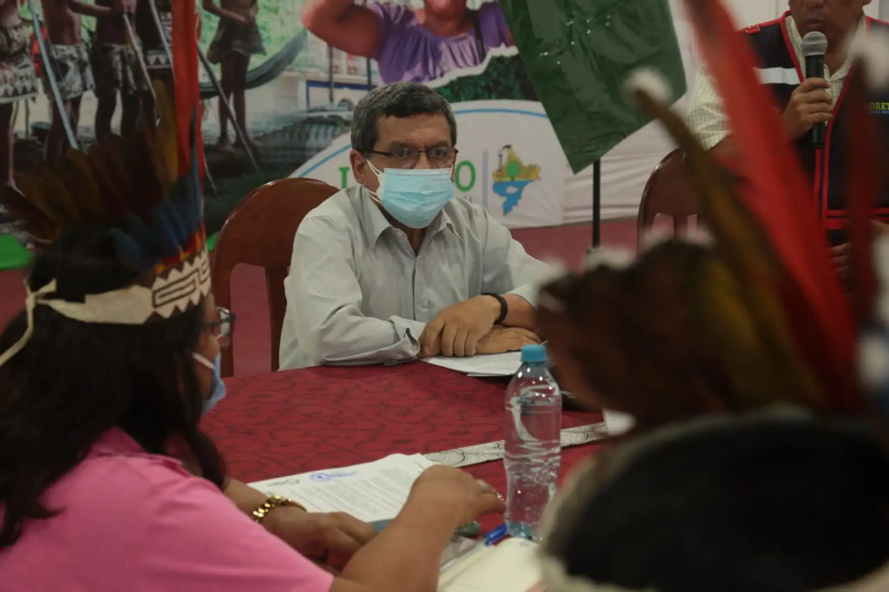 En reunión con líderes de las comunidades indígenas de Loreto, el ministro de Salud, Hernando Cevallos, precisó que el Ejecutivo ha dispuesto más de S/ 27 millones para mejorar la cobertura de vacunación contra la covid-19 en los pueblos amazónicos. Foto: Minsa