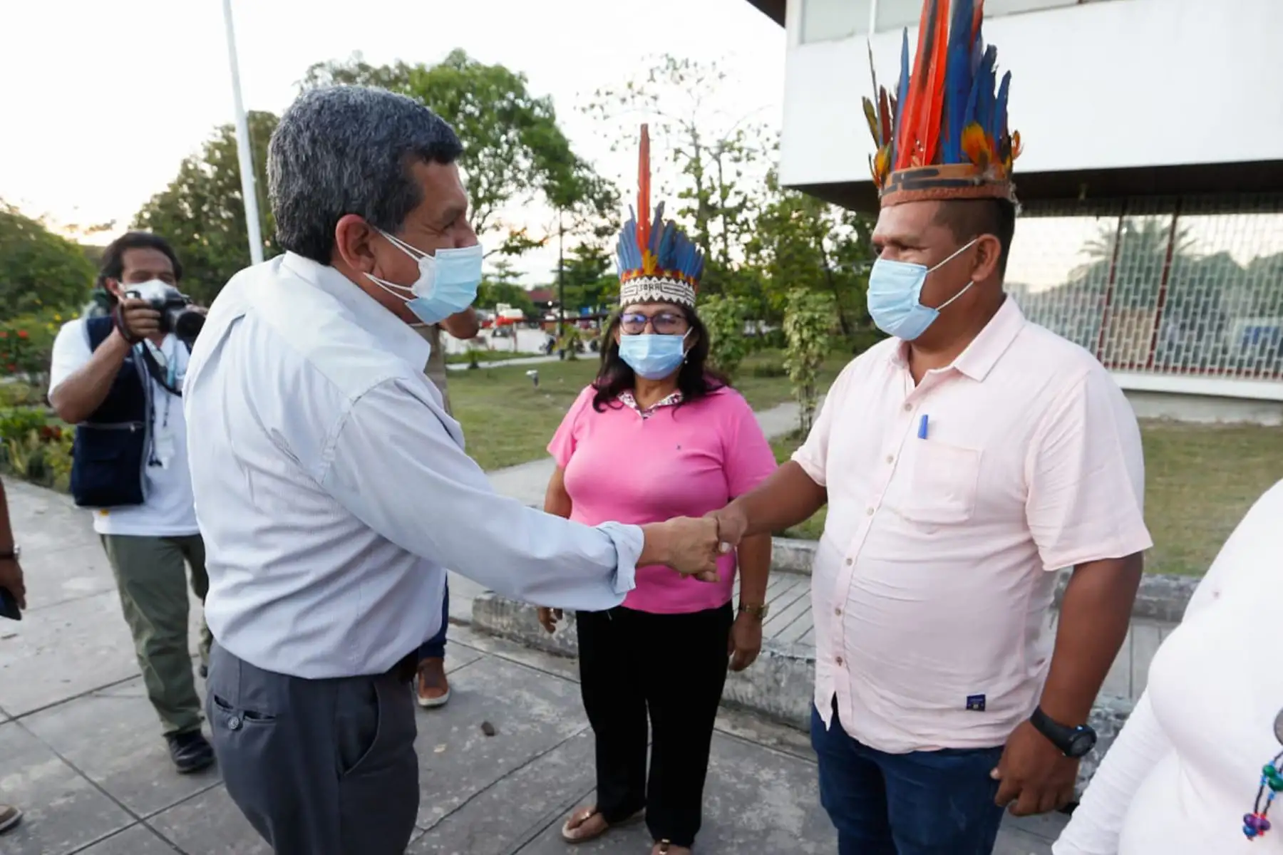 En reunión con líderes de las comunidades indígenas de Loreto, el ministro de Salud, Hernando Cevallos, precisó que el Ejecutivo ha dispuesto más de S/ 27 millones para mejorar la cobertura de vacunación contra la covid-19 en los pueblos amazónicos. Foto: Minsa