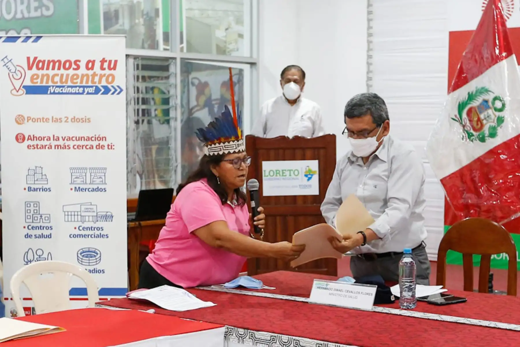 En reunión con líderes de las comunidades indígenas de Loreto, el ministro de Salud, Hernando Cevallos, precisó que el Ejecutivo ha dispuesto más de S/ 27 millones para mejorar la cobertura de vacunación contra la covid-19 en los pueblos amazónicos. Foto: Minsa