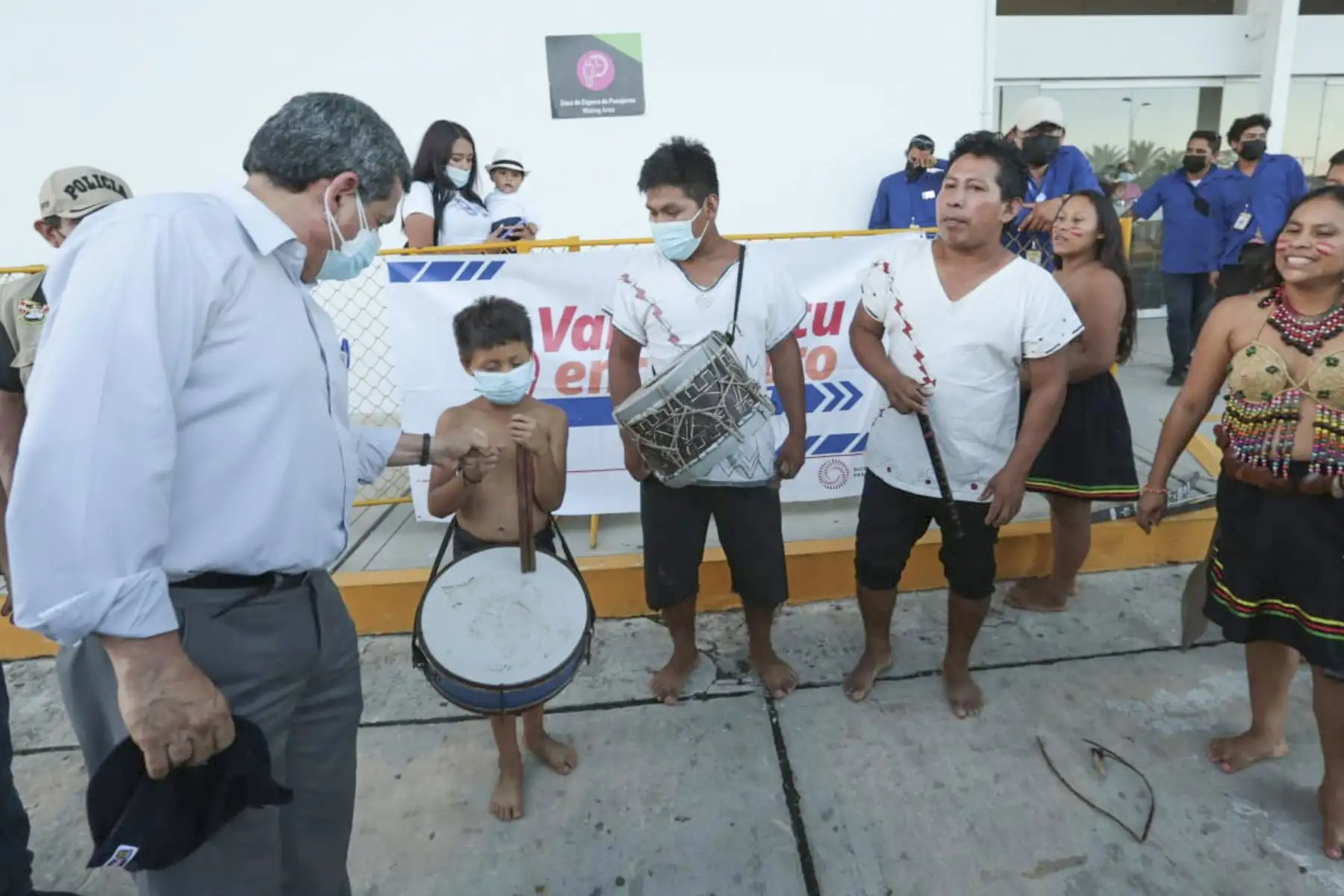 En reunión con líderes de las comunidades indígenas de Loreto, el ministro de Salud, Hernando Cevallos, precisó que el Ejecutivo ha dispuesto más de S/ 27 millones para mejorar la cobertura de vacunación contra la covid-19 en los pueblos amazónicos. Foto: Minsa