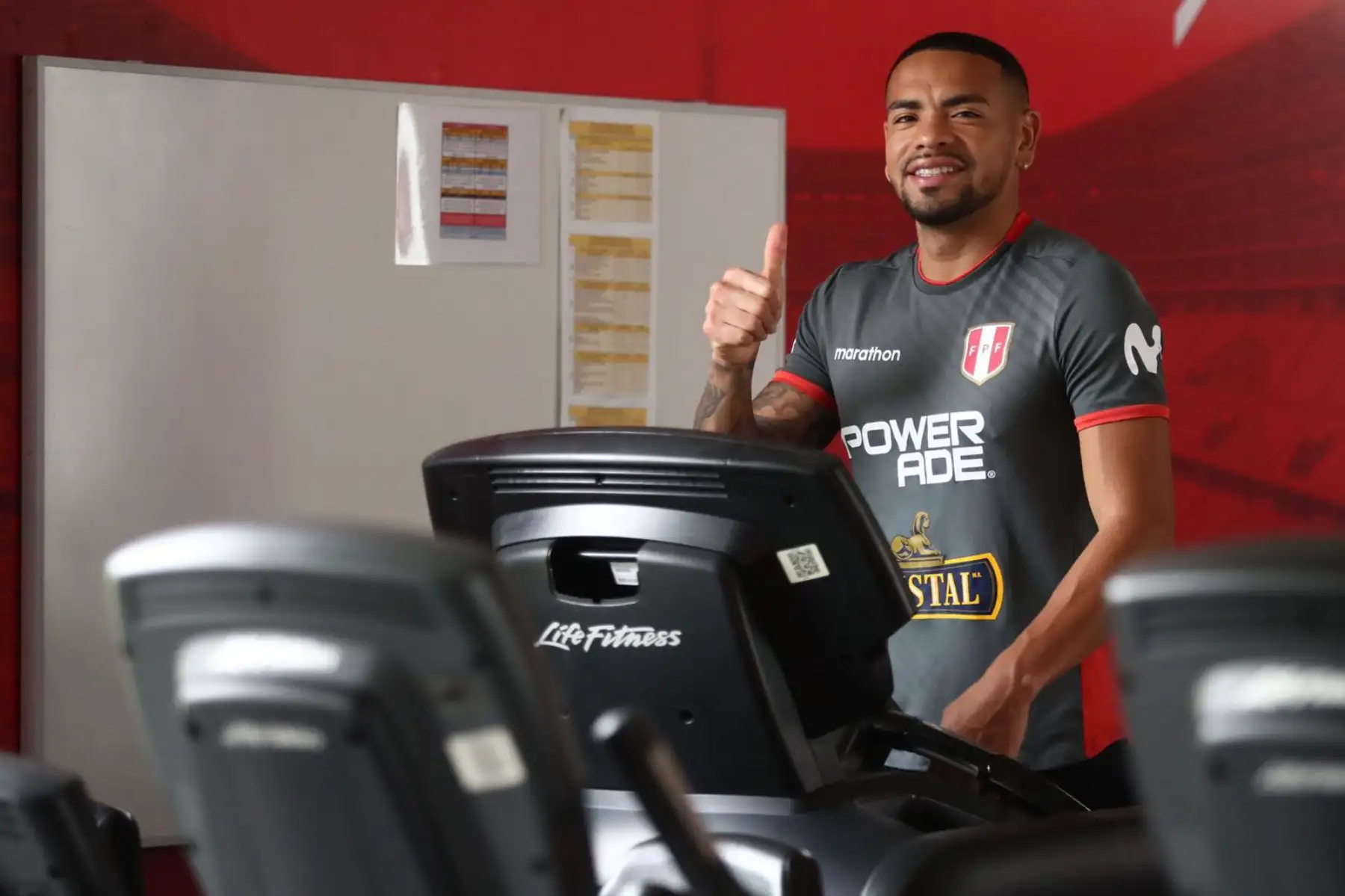 Alexander Callens. La selección peruana continúa sus entrenamientos para enfrentar a Bolivia este jueves en el Estadio Nacional. Foto: FPF
