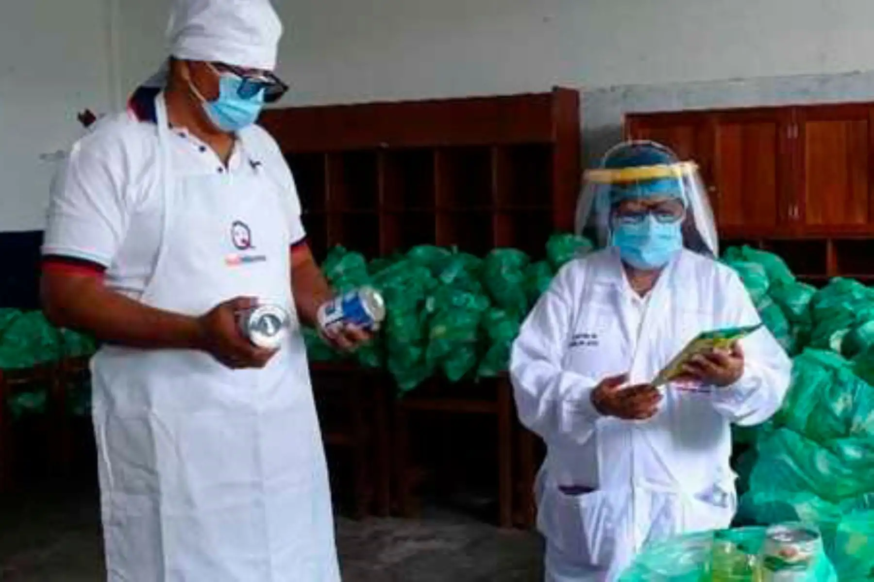 Los CAE son los encargados de distribuir los alimentos a las familias para que los preparen en sus hogares. Foto: ANDINA/Qali Warma.
