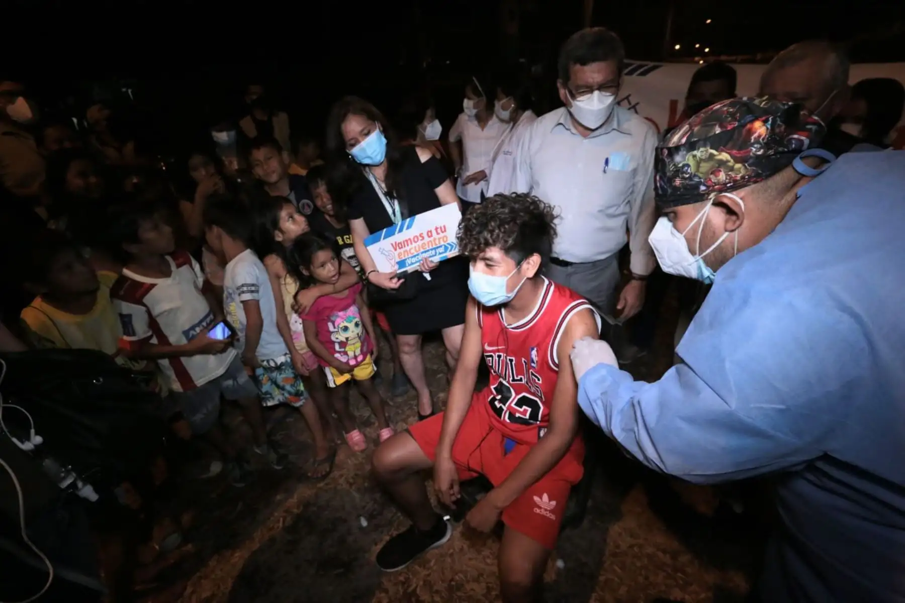 Brigadas de salud realizan una jornada de vacunación nocturna, casa por casa, en el asentamiento Vergara del distrito de Punchana, con la participación del titular del Minsa, Hernando Cevallos. Foto: Minsa