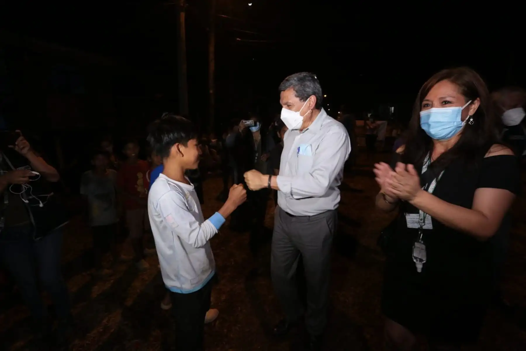 Brigadas de salud realizan una jornada de vacunación nocturna, casa por casa, en el asentamiento Vergara del distrito de Punchana, con la participación del titular del Minsa, Hernando Cevallos. Foto: Minsa