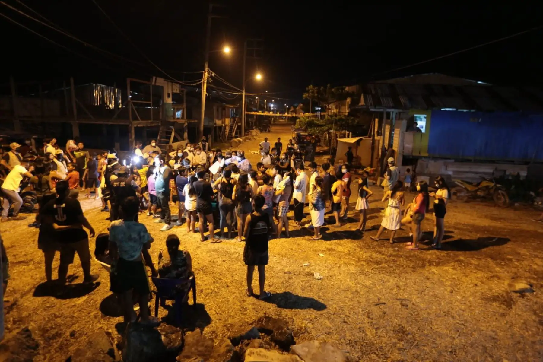 Brigadas de salud realizan una jornada de vacunación nocturna, casa por casa, en el asentamiento Vergara del distrito de Punchana, con la participación del titular del Minsa, Hernando Cevallos. Foto: Minsa