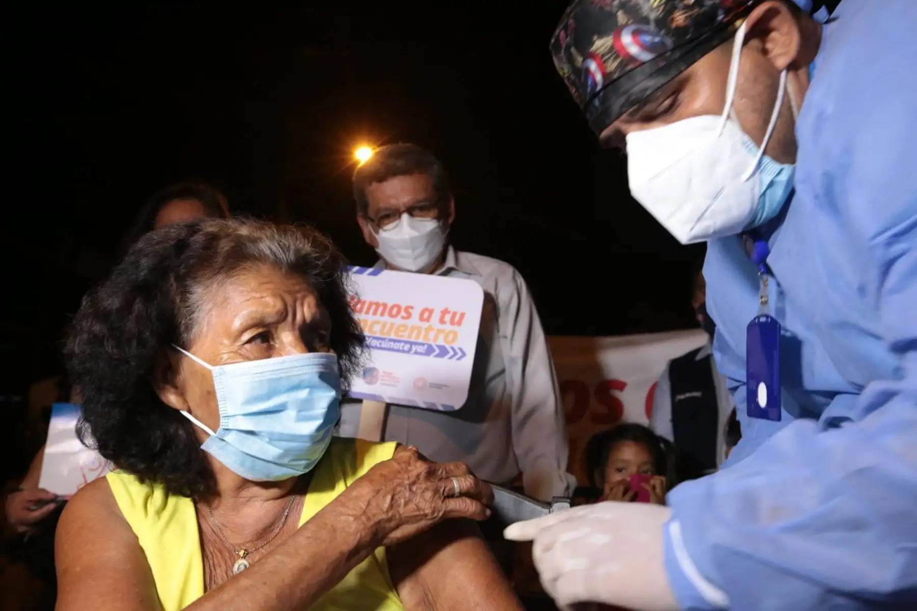 Brigadas de salud realizan una jornada de vacunación nocturna, casa por casa, en el asentamiento Vergara del distrito de Punchana, con la participación del titular del Minsa, Hernando Cevallos. Foto: Minsa