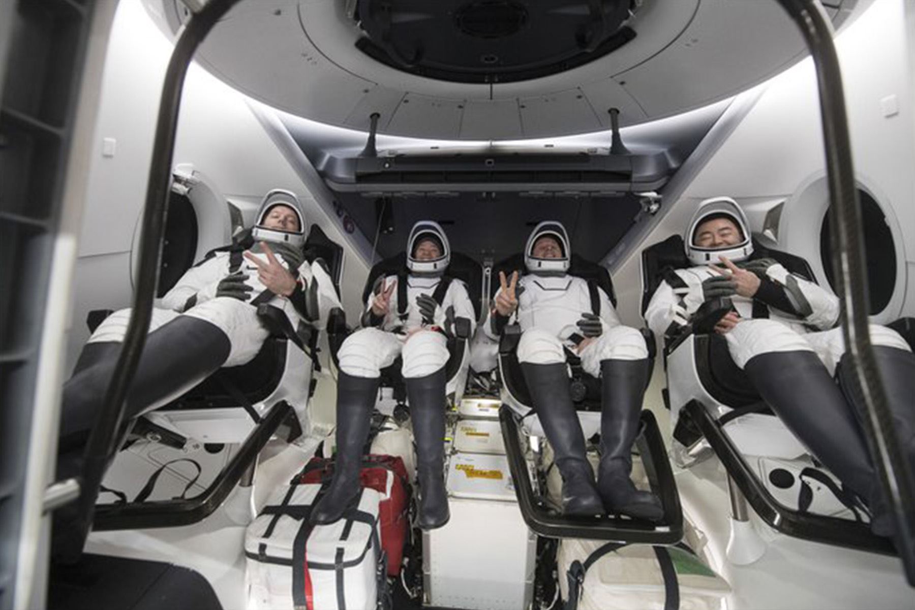 La tripulación de dos estadounidenses, un francés y un astronauta japonés realizaron cientos de experimentos y ayudaron a actualizar los paneles solares de la Estación Espacial Internacional (Foto: AFP)