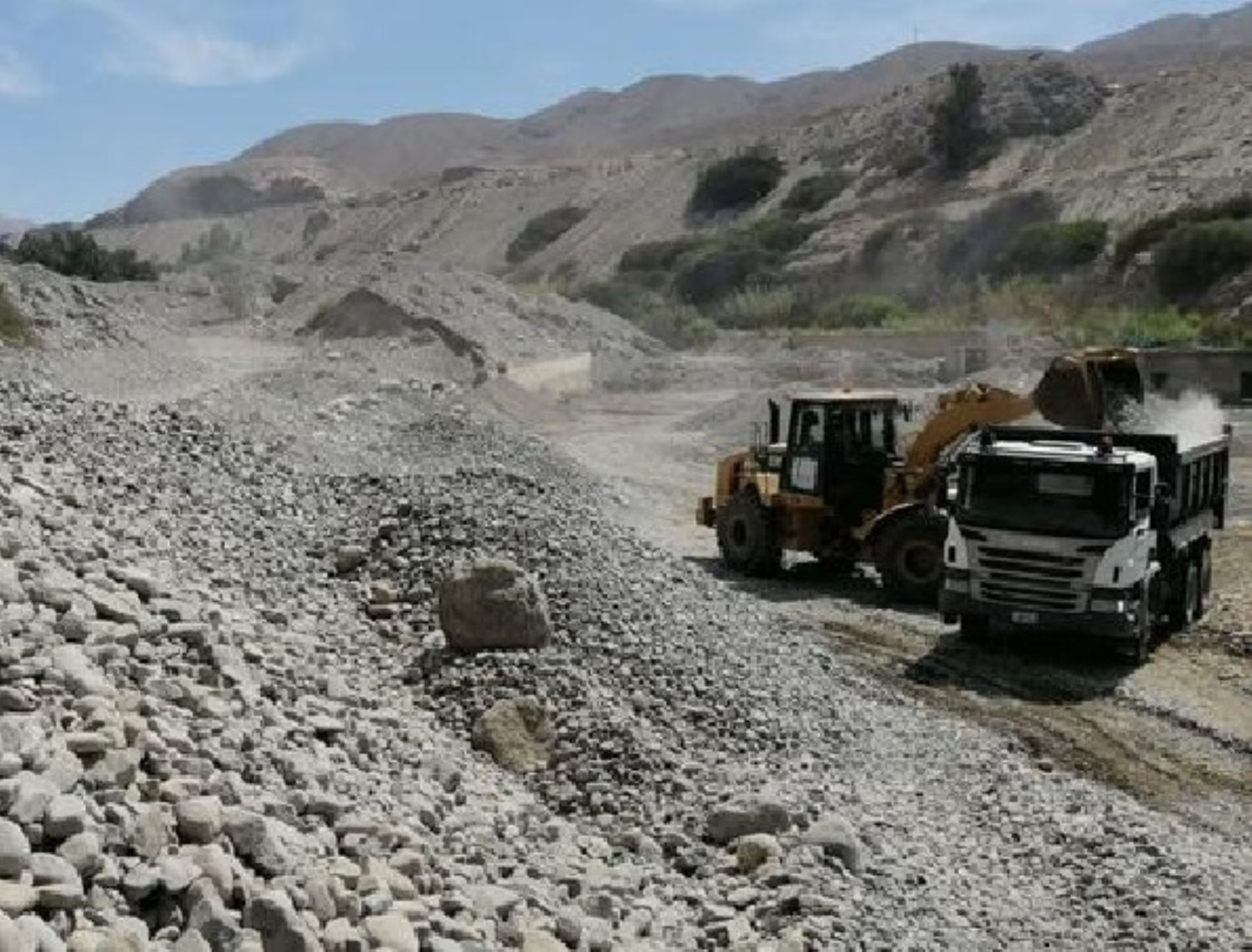 Con apoyo de maquinaria pesada, el Ministerio de Vivienda inició la limpieza del nuevo tramo del río Caplina, en Tacna.