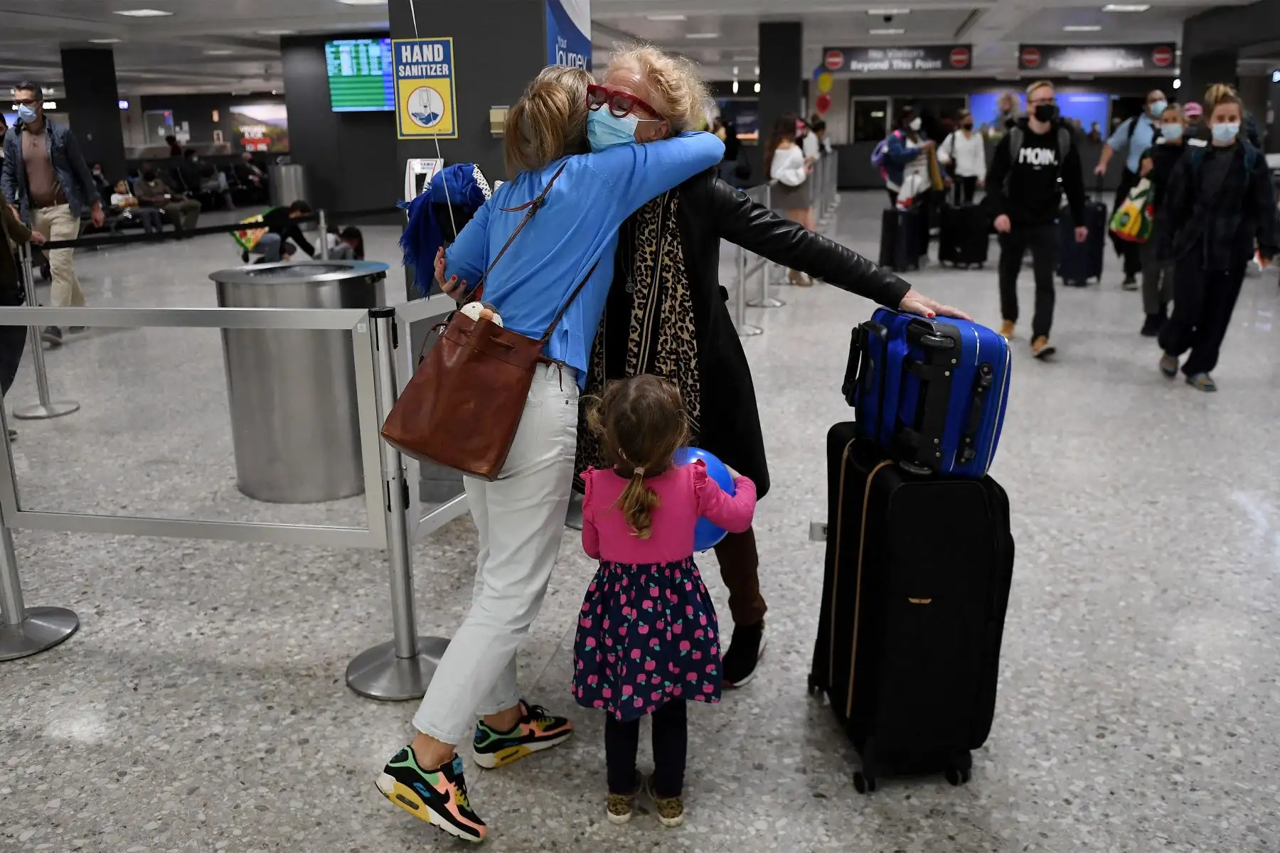 Jeannette Feuth, de Holanda, abraza a su hija Femke mientras su nieta Phila observa cómo se reúnen a su llegada en un vuelo desde Ámsterdam mientras Estados Unidos reabre las fronteras aéreas y terrestres a los viajeros vacunados por primera vez desde que se impusieron las restricciones de Covid-19. en el Aeropuerto Internacional Dulles en Chantilly, Virginia.
Foto: AFP
