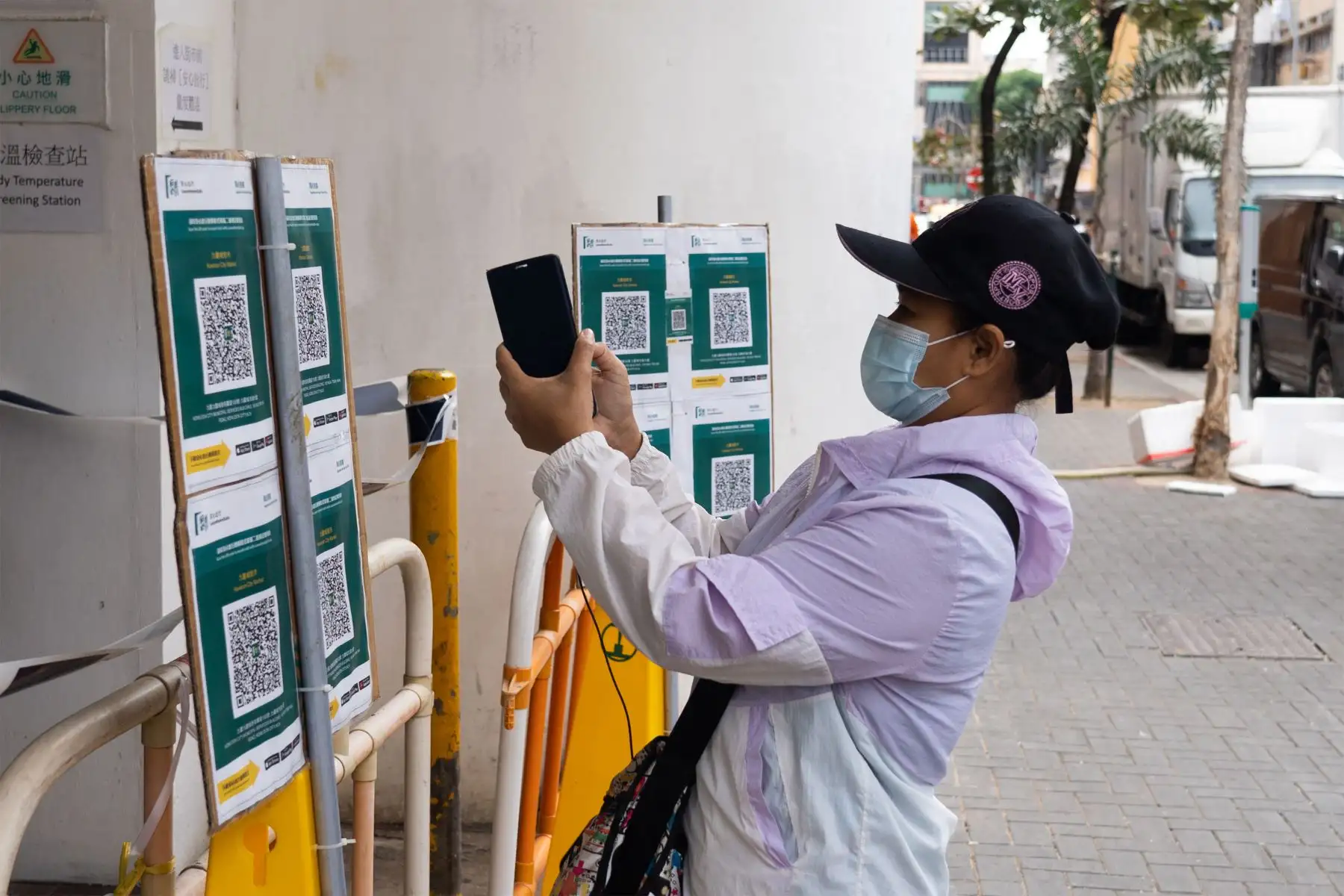 Una mujer escanea un código QR para la aplicación "Leave Home Safe" del gobierno de Hong Kong, utilizada para rastrear contactos en medio de la pandemia covid-19, en un mercado en el área de la ciudad de Kowloon.
Foto: AFP