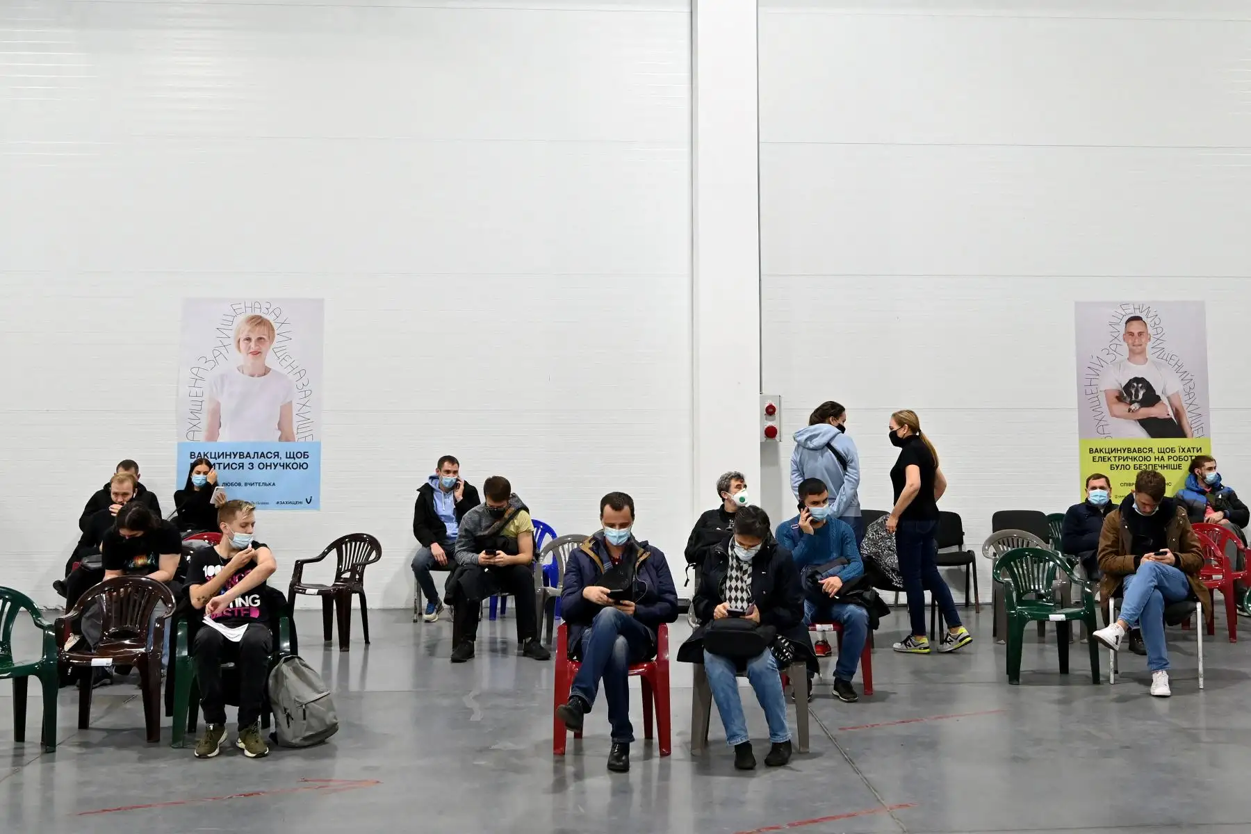 La gente espera recibir una dosis de una vacuna contra la enfermedad del coronavirus en uno de los centros de vacunación en la capital ucraniana de Kiev.
Foto: AFP