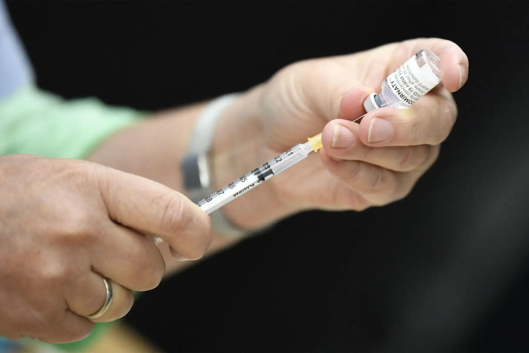 Un miembro del equipo médico llena una jeringa con la vacuna de BioNtech / Pfizer en una estación de vacunación Covid-19 en Stuttgart, sur de Alemania.
Foto: AFP