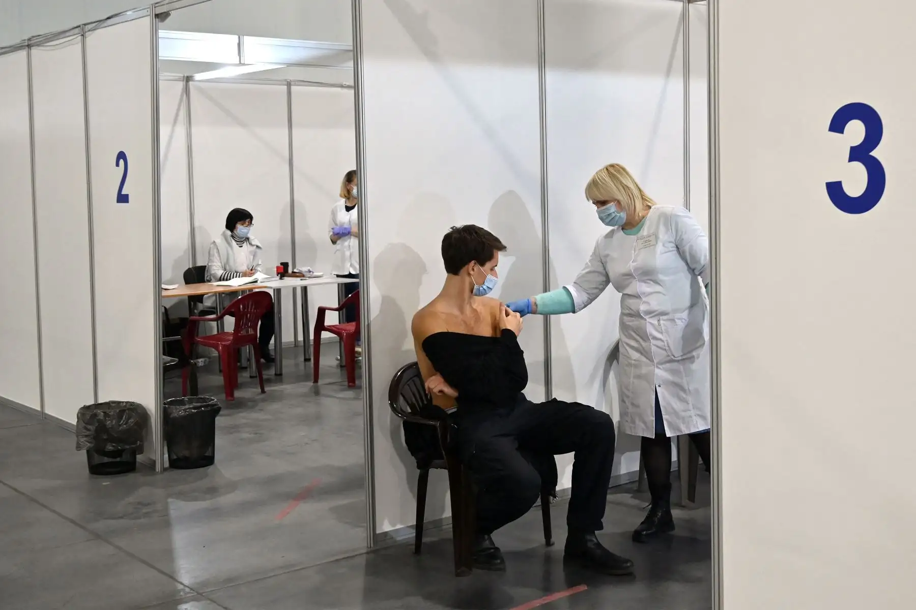 Un hombre recibe una dosis de una vacuna contra la enfermedad del coronavirus covid-19 en uno de los centros de vacunación de la capital ucraniana de Kiev.
Foto : AFP