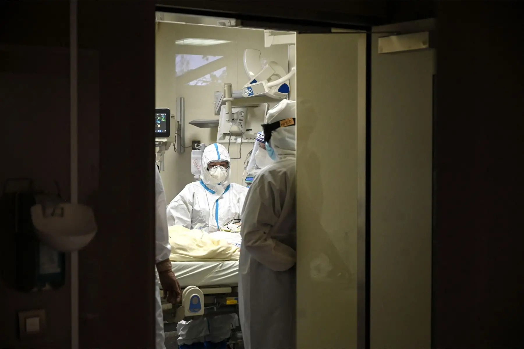 El personal médico atiende a un paciente infectado con covid-19 en la unidad de cuidados intensivos del Hospital Lozenets en Sofía. 
Bulgaria se encuentra entre los países con mayor número de muertes en comparación con su población.
Foto: AFP
