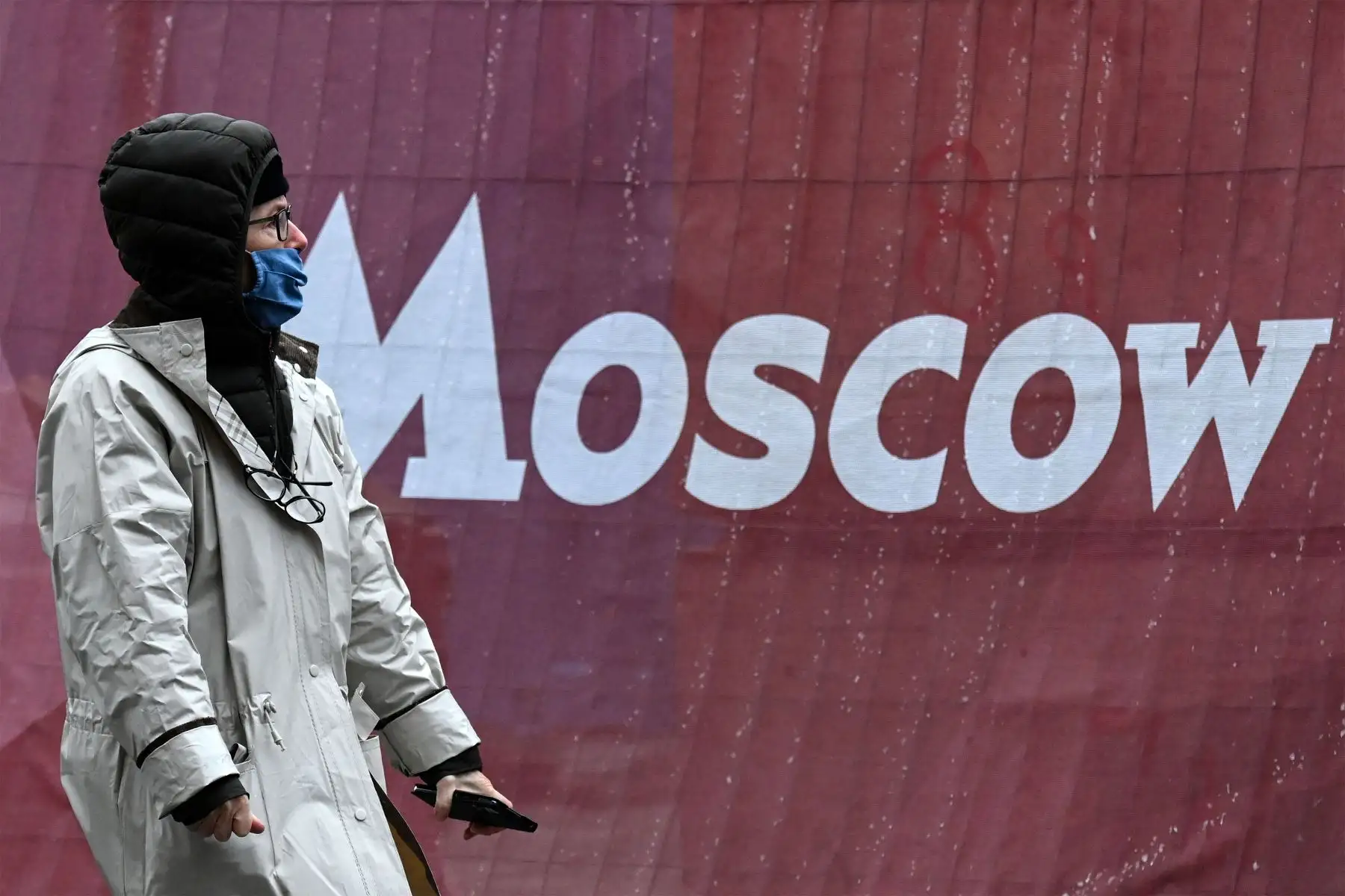 Una mujer con una mascarilla camina en el centro de Moscú, en medio de la pandemia de coronavirus en curso. 
Foto: AFP