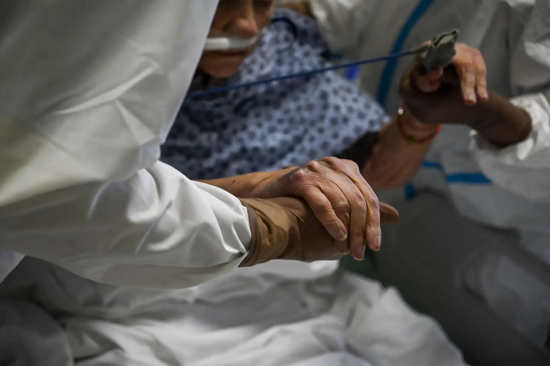 Los médicos ayudan a toser a un paciente infectado con Covid-19 en la unidad de cuidados intensivos del Hospital Lozenets en Sofía.
Foto : AFP