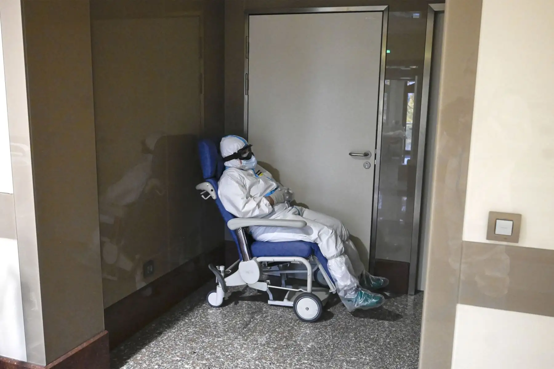 Un miembro del personal médico descansa en la unidad de cuidados intensivos covid-19 del Hospital Lozenets en Sofía.
Foto: AFP