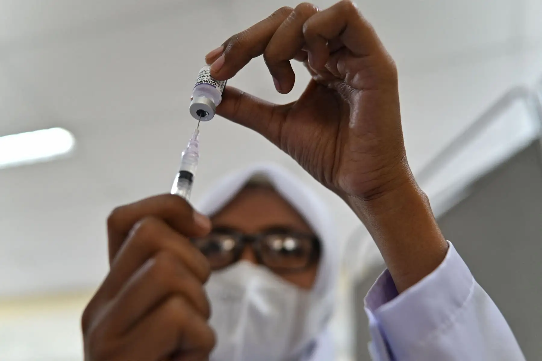 Un trabajador de la salud prepara una dosis de la vacuna contra el coronavirus Pfizer Covid-19 en el hospital Zainoel Abidin en Banda Aceh.
Foto: AFP