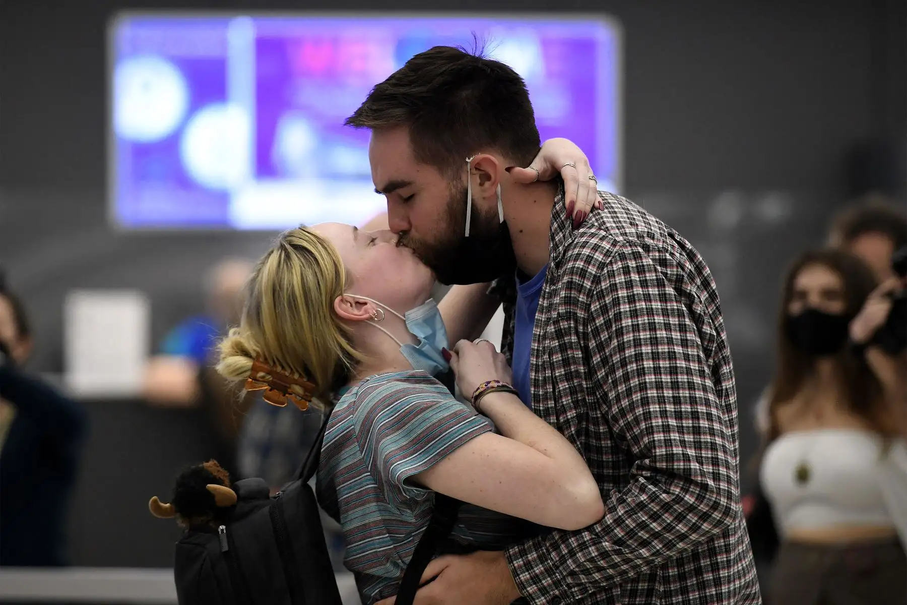 Una pareja se abraza mientras se reencuentran a su llegada en un vuelo desde Frankfurt, Alemania, mientras Estados Unidos reabre las fronteras aéreas y terrestres a los viajeros vacunados por primera vez desde que se impusieron las restricciones de covid-19, en el Aeropuerto Internacional Dulles en Chantilly. , Virginia.
Foto: AFP