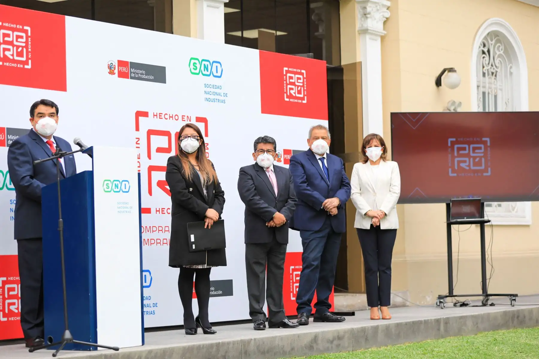 Ministro de la Producción, José Rogger Incio   y el presidente de la Sociedad Nacional de Industrias, Ricardo Márquez participan en el  relanzamiento de  la campaña “Compra Peruano, Cómprale al Perú”.
Foto: Produce