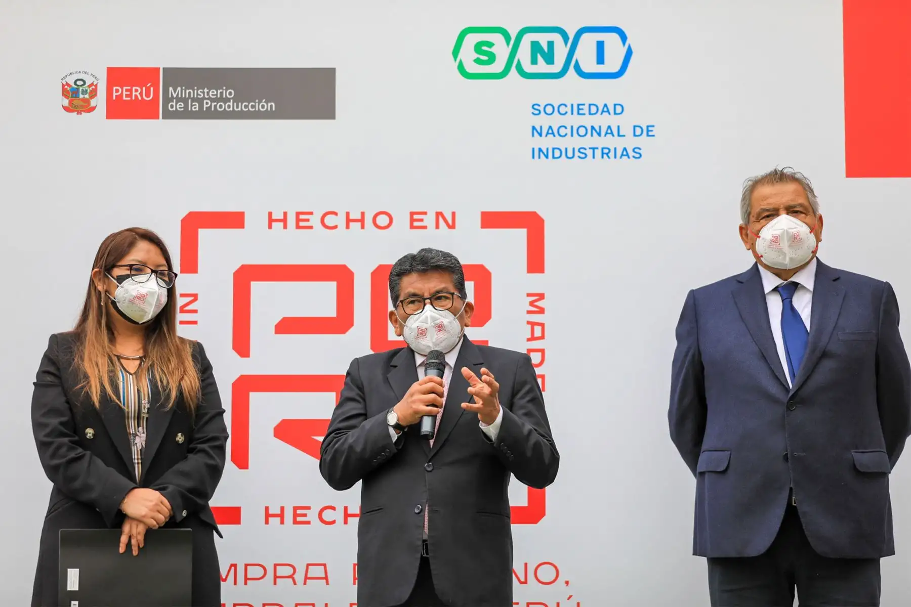 Ministro de la Producción, José Rogger Incio   y el presidente de la Sociedad Nacional de Industrias, Ricardo Márquez participan en el  relanzamiento de  la campaña “Compra Peruano, Cómprale al Perú”.
Foto: Produce