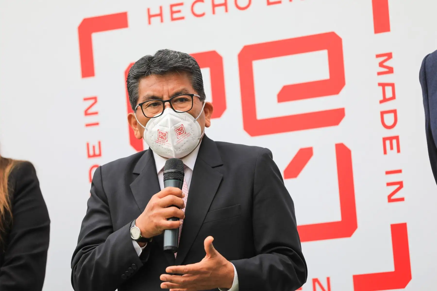 Ministro de la Producción, José Rogger Incio   y el presidente de la Sociedad Nacional de Industrias, Ricardo Márquez participan en el  relanzamiento de  la campaña “Compra Peruano, Cómprale al Perú”.
Foto: Produce