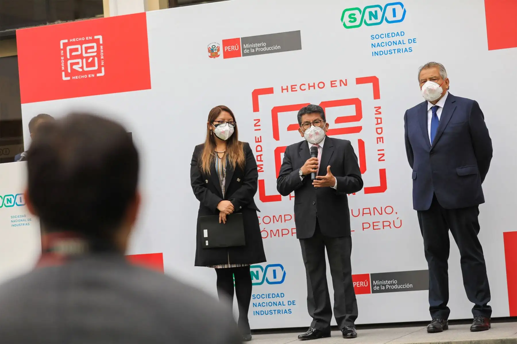 Ministro de la Producción, José Rogger Incio   y el presidente de la Sociedad Nacional de Industrias, Ricardo Márquez participan en el  relanzamiento de  la campaña “Compra Peruano, Cómprale al Perú”.
Foto: Produce