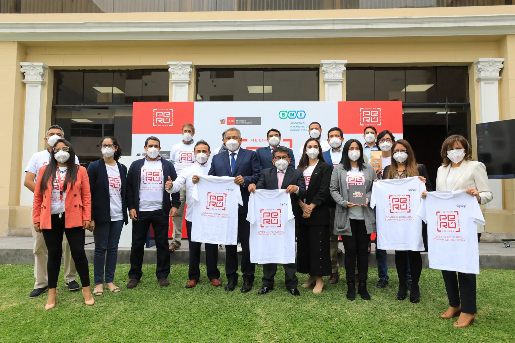 Ministro de la Producción, José Rogger Incio   y el presidente de la Sociedad Nacional de Industrias, Ricardo Márquez participan en el  relanzamiento de  la campaña “Compra Peruano, Cómprale al Perú”.
Foto: Produce