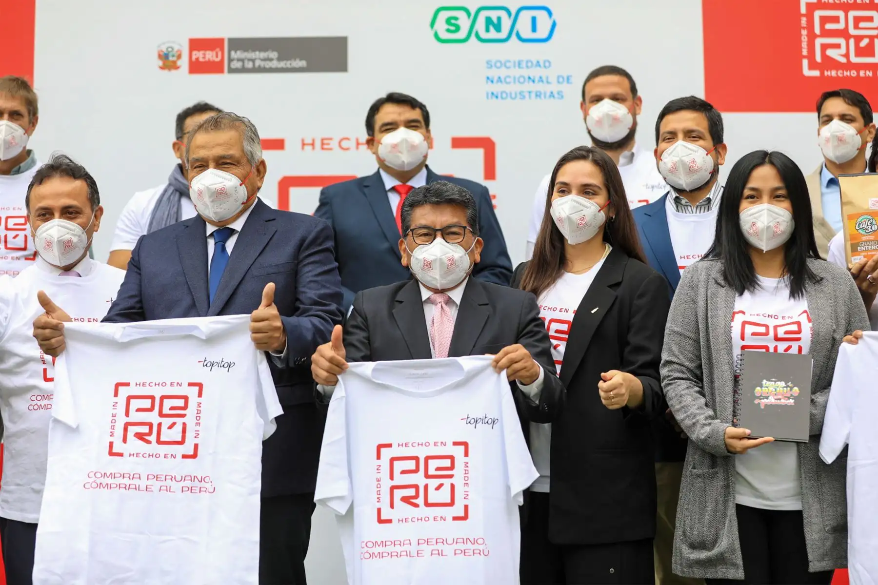 El ministro de la Producción, José Rogger Incio indicó que la campaña “Compra Peruano, Cómprale al Perú” busca beneficiar a MIPYME productoras de rubros como agricultura y alimentos, electrónica, ropa, textil, packing y publicidad, regalos, salud y belleza, transporte, entre otros mediante la visibilidad de sus productos. 
Foto: Produce