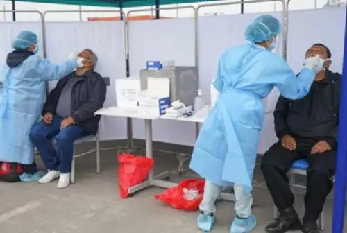 Con la finalidad de optimizar las intervenciones focalizadas y detectar casos de covid-19 mediante el tamizaje gratuito y también vacunar a la población con primera y segunda dosis, el Ministerio de Salud (Minsa) implementa desde agosto de este año la operación PÍRCA (Personas con Índice de alto Riesgo en Centros de Aglomeración).