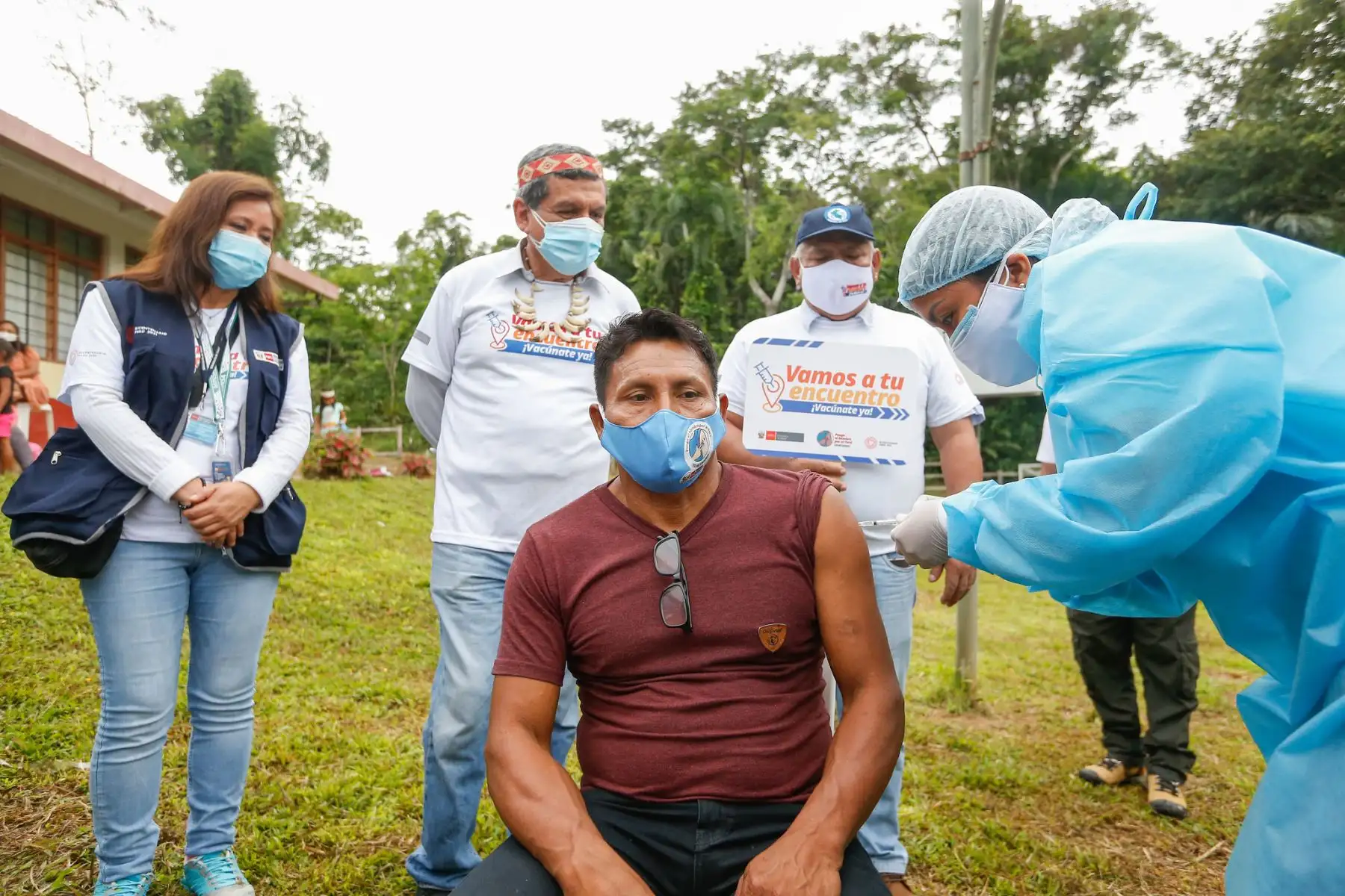 Ministro de Salud, Hernando Cevallos, llegó al anexo San José de Añushi de la comunidad nativa Matsés en la región Loreto, para promover la vacunación contra la covid-19 entre los pobladores indígenas. Foto: Minsa
