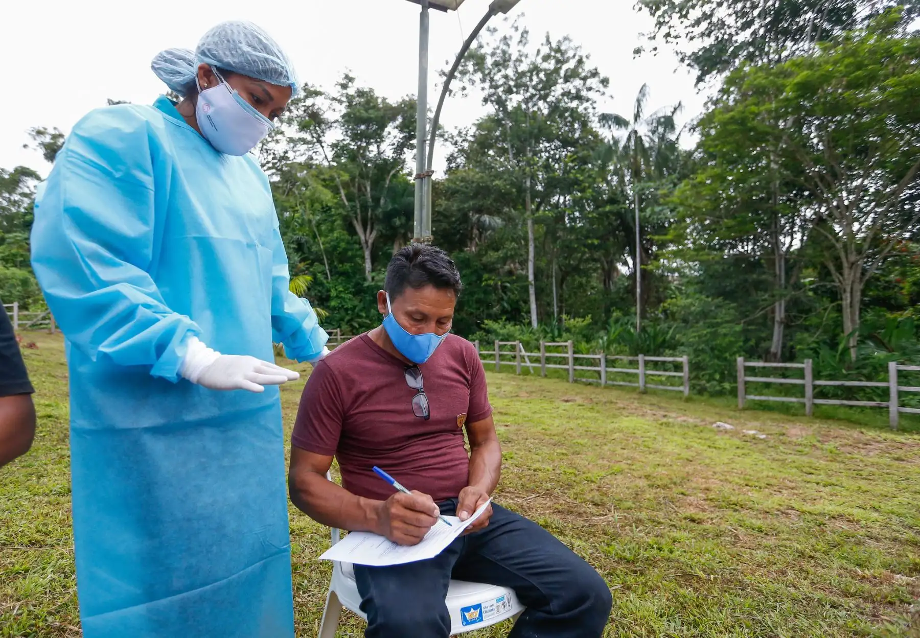 Ministro de Salud, Hernando Cevallos, llegó al anexo San José de Añushi de la comunidad nativa Matsés en la región Loreto, para promover la vacunación contra la covid-19 entre los pobladores indígenas. Foto: Minsa