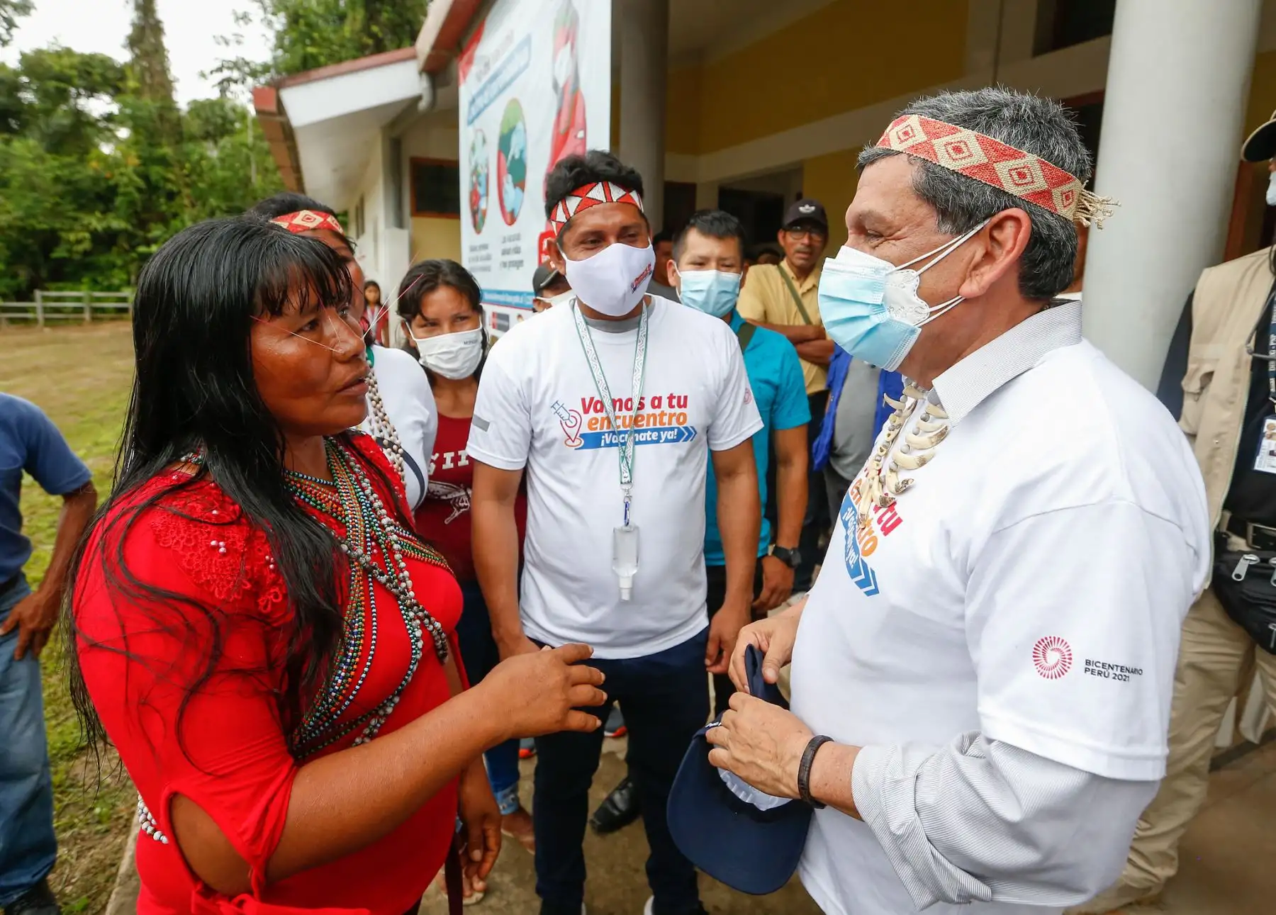 Ministro de Salud, Hernando Cevallos, llegó al anexo San José de Añushi de la comunidad nativa Matsés en la región Loreto, para promover la vacunación contra la covid-19 entre los pobladores indígenas. Foto: Minsa