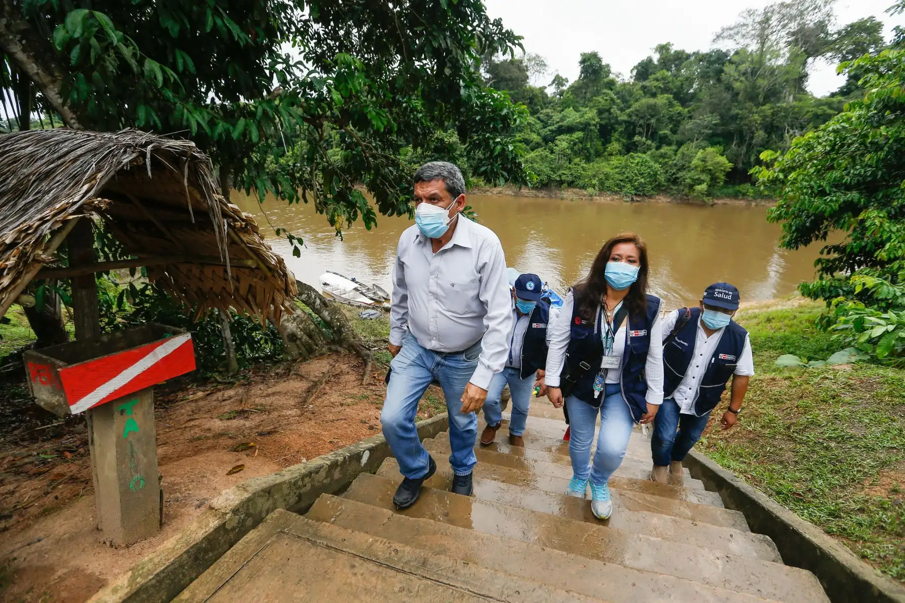 Ministro de Salud, Hernando Cevallos, llegó al anexo San José de Añushi de la comunidad nativa Matsés en la región Loreto, para promover la vacunación contra la covid-19 entre los pobladores indígenas. Foto: Minsa