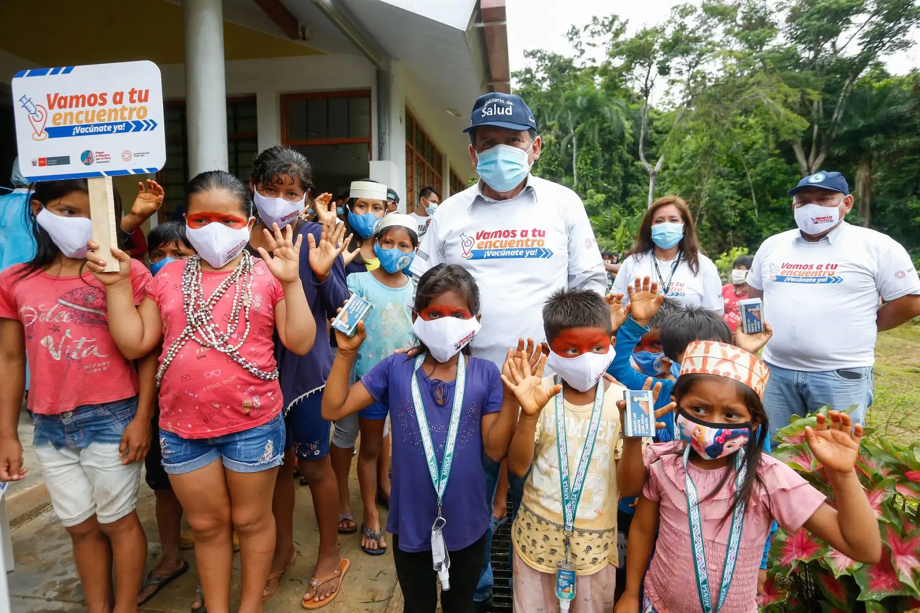 Ministro de Salud, Hernando Cevallos, llegó al anexo San José de Añushi de la comunidad nativa Matsés en la región Loreto, para promover la vacunación contra la covid-19 entre los pobladores indígenas. Foto: Minsa