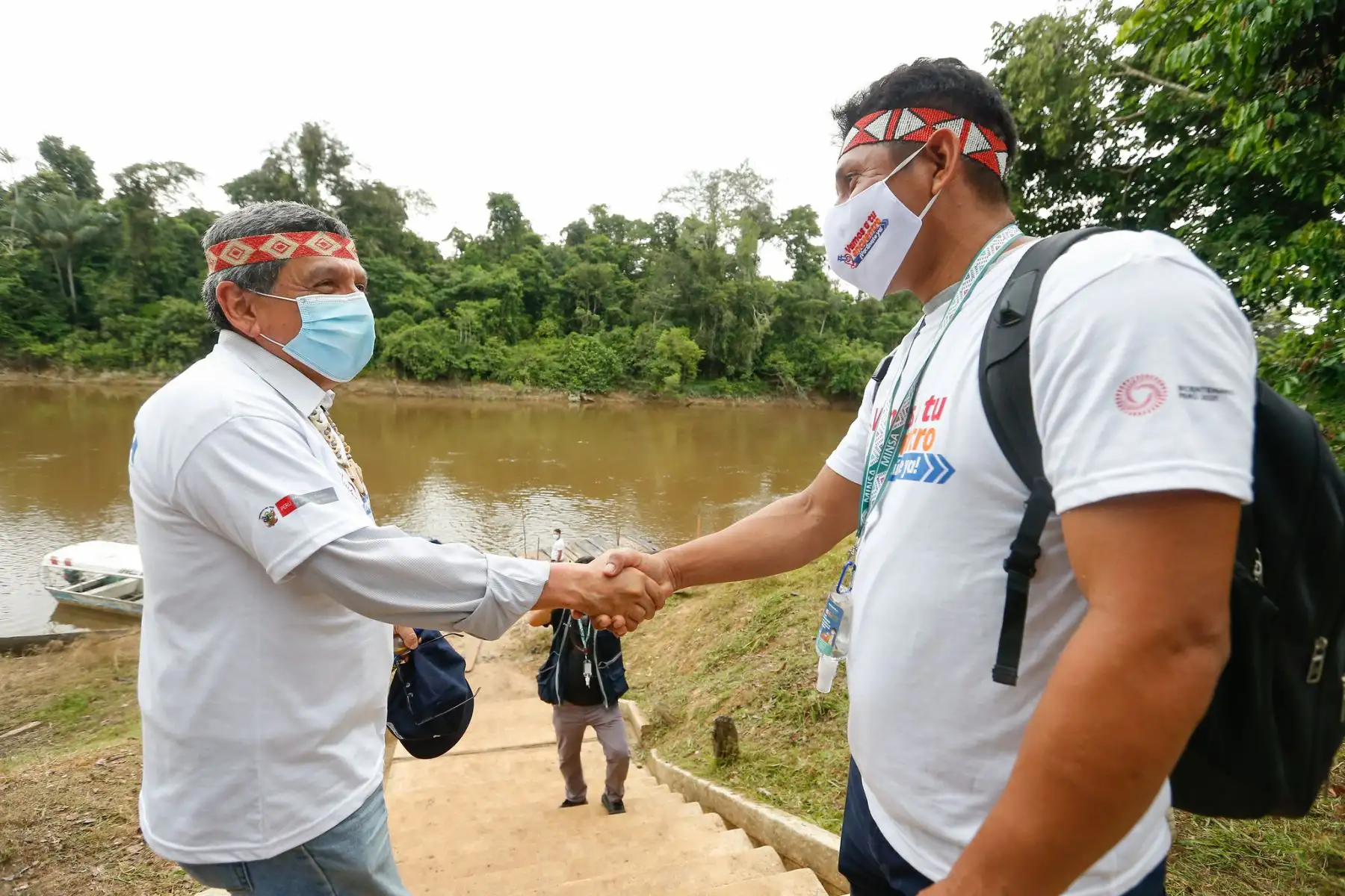Ministro de Salud, Hernando Cevallos, llegó al anexo San José de Añushi de la comunidad nativa Matsés en la región Loreto, para promover la vacunación contra la covid-19 entre los pobladores indígenas. Foto: Minsa