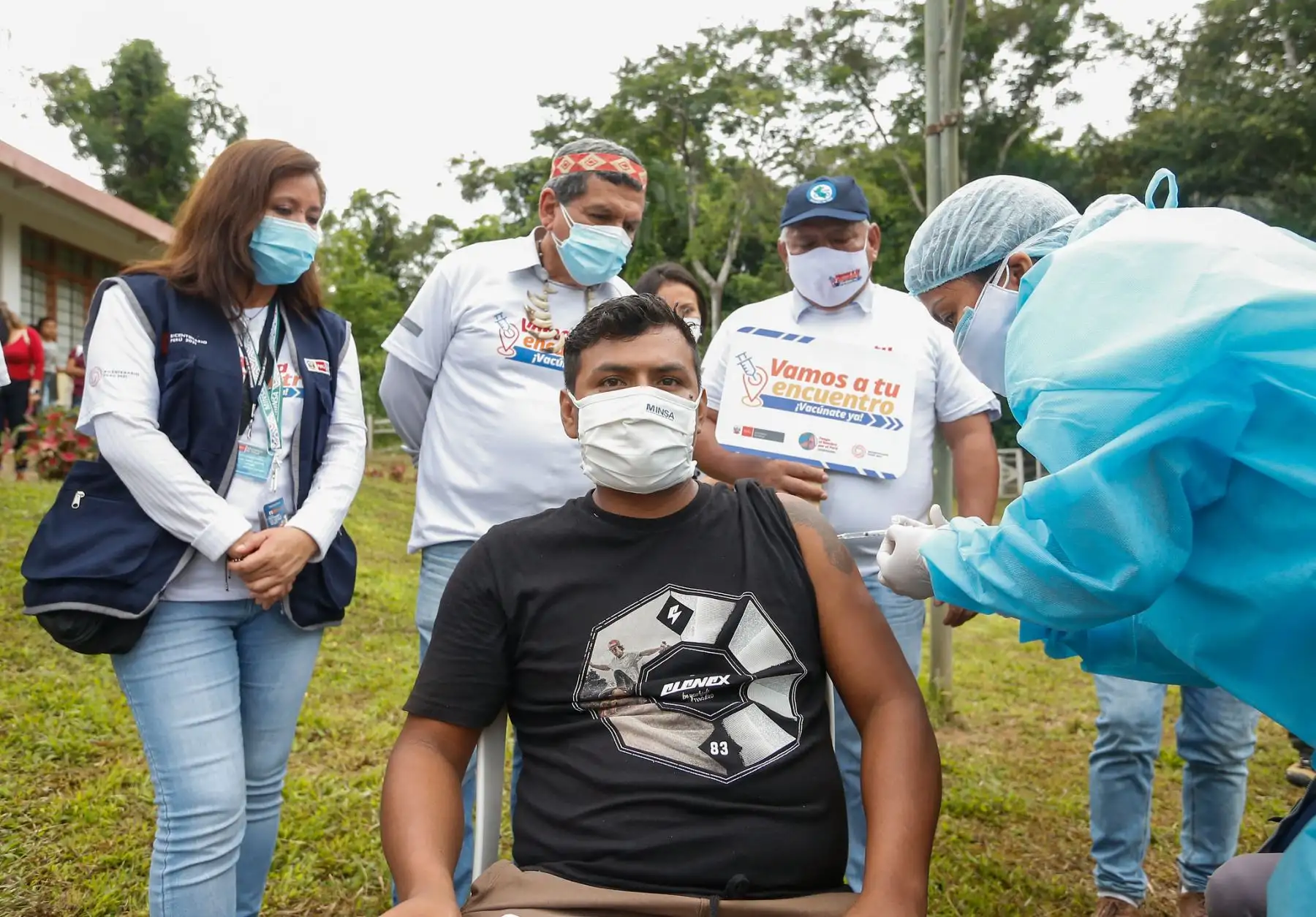 Ministro de Salud, Hernando Cevallos, llegó al anexo San José de Añushi de la comunidad nativa Matsés en la región Loreto, para promover la vacunación contra la covid-19 entre los pobladores indígenas. Foto: Minsa