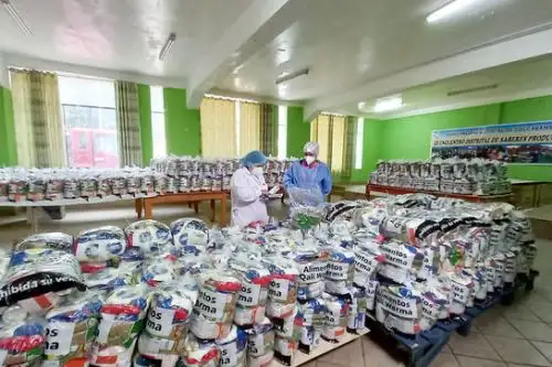 Entre los alimentos entregados figura leche evaporada entera, conserva de pescado en aceite vegetal, arroz, fideos y otros. Foto: ANDINA/Qali Warma.