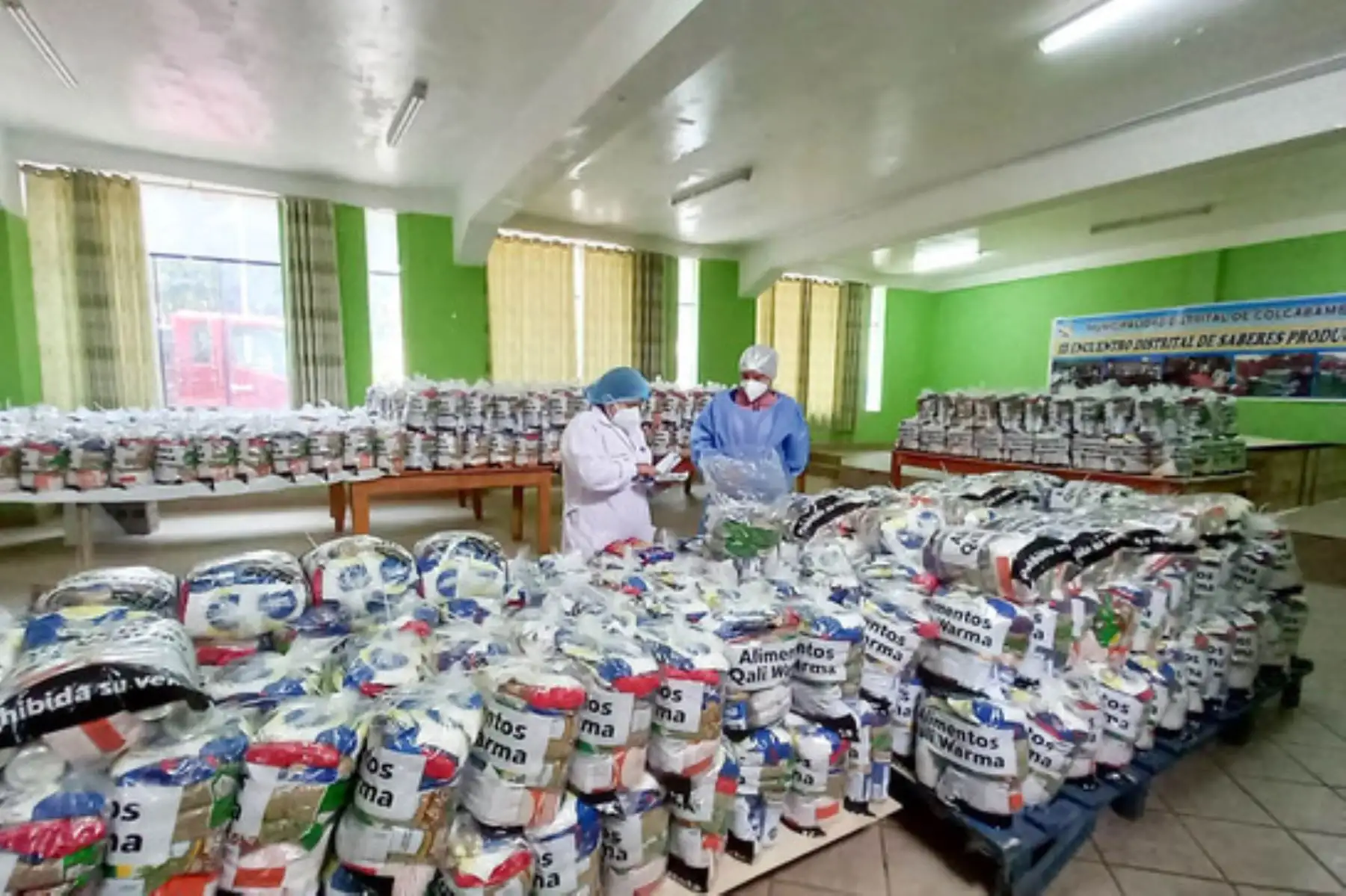 Entre los alimentos entregados figura leche evaporada entera, conserva de pescado en aceite vegetal, arroz, fideos y otros. Foto: ANDINA/Qali Warma.