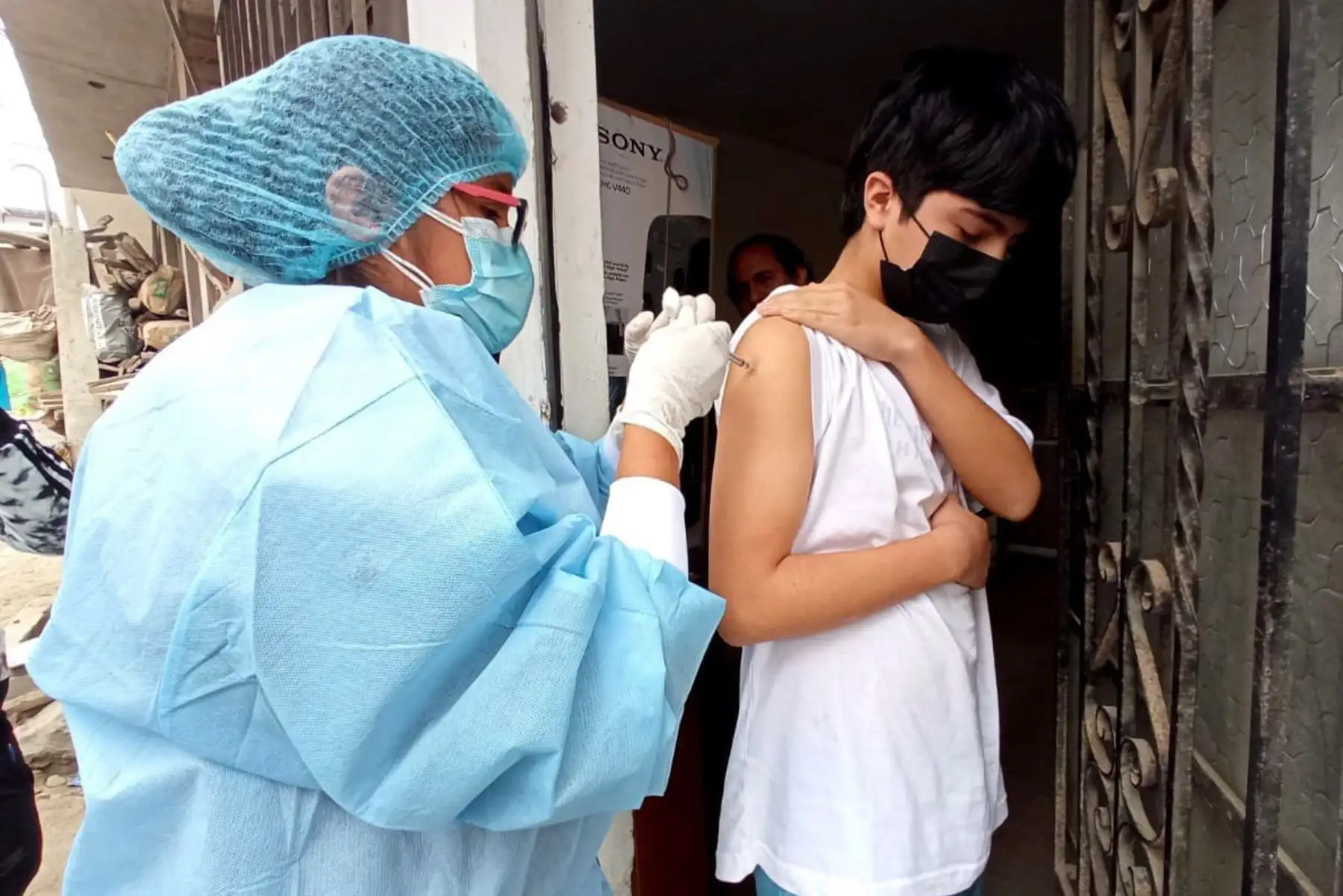 ¡Estamos más cerca de ti con el Vacunamóvil! Brigadas de la Diris Lima Sur realizan la vacunación casa por casa contra la covid-19 en el Sector El Brillante de San Juan de Miraflores. Foto: Minsa